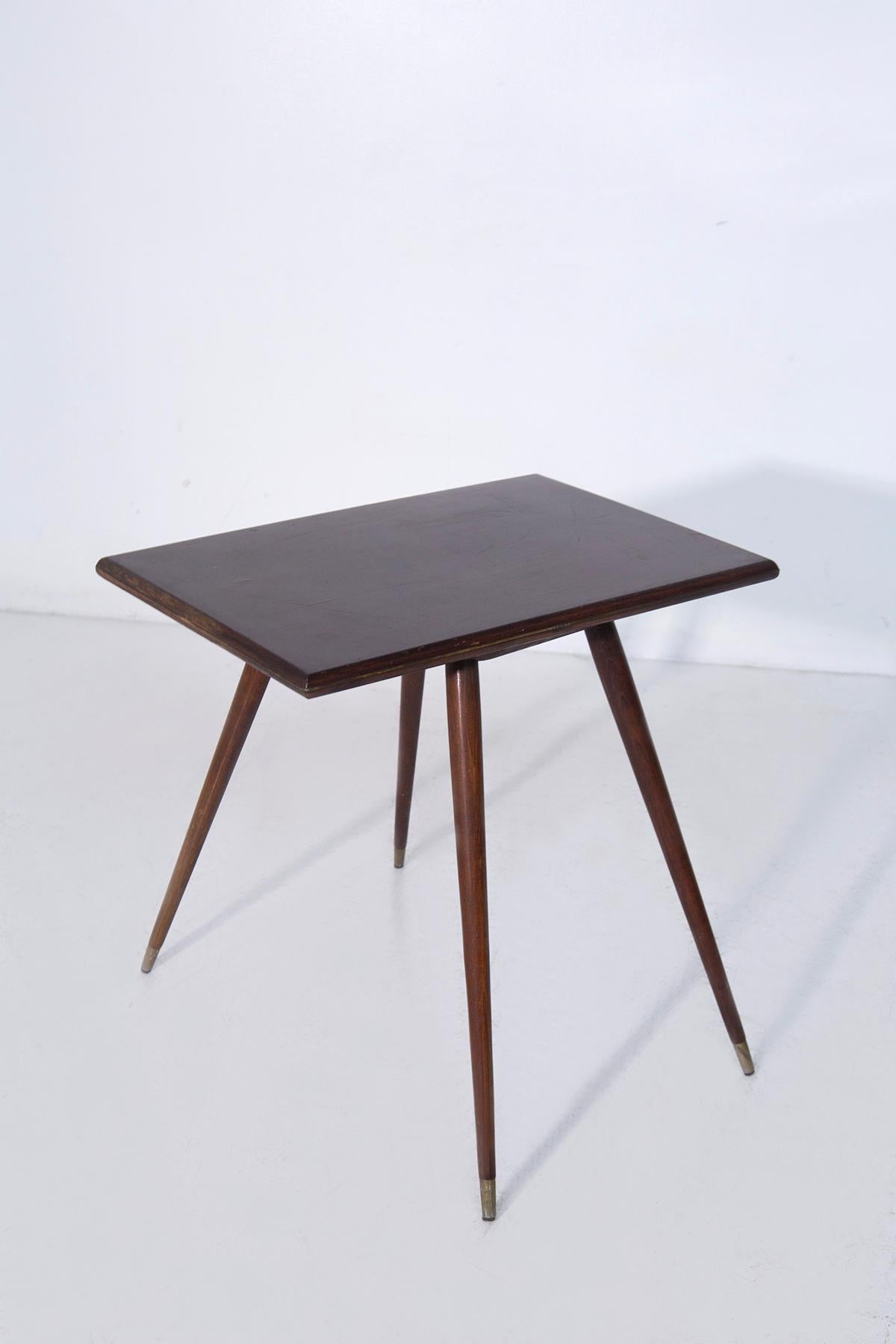 Esta encantadora mesa de centro italiana de los años 50 es mucho más que un mueble: es una declaración de estilo, un guiño al sofisticado diseño de posguerra, donde cada detalle estaba pensado para durar y cautivar. Sus líneas limpias y su acabado