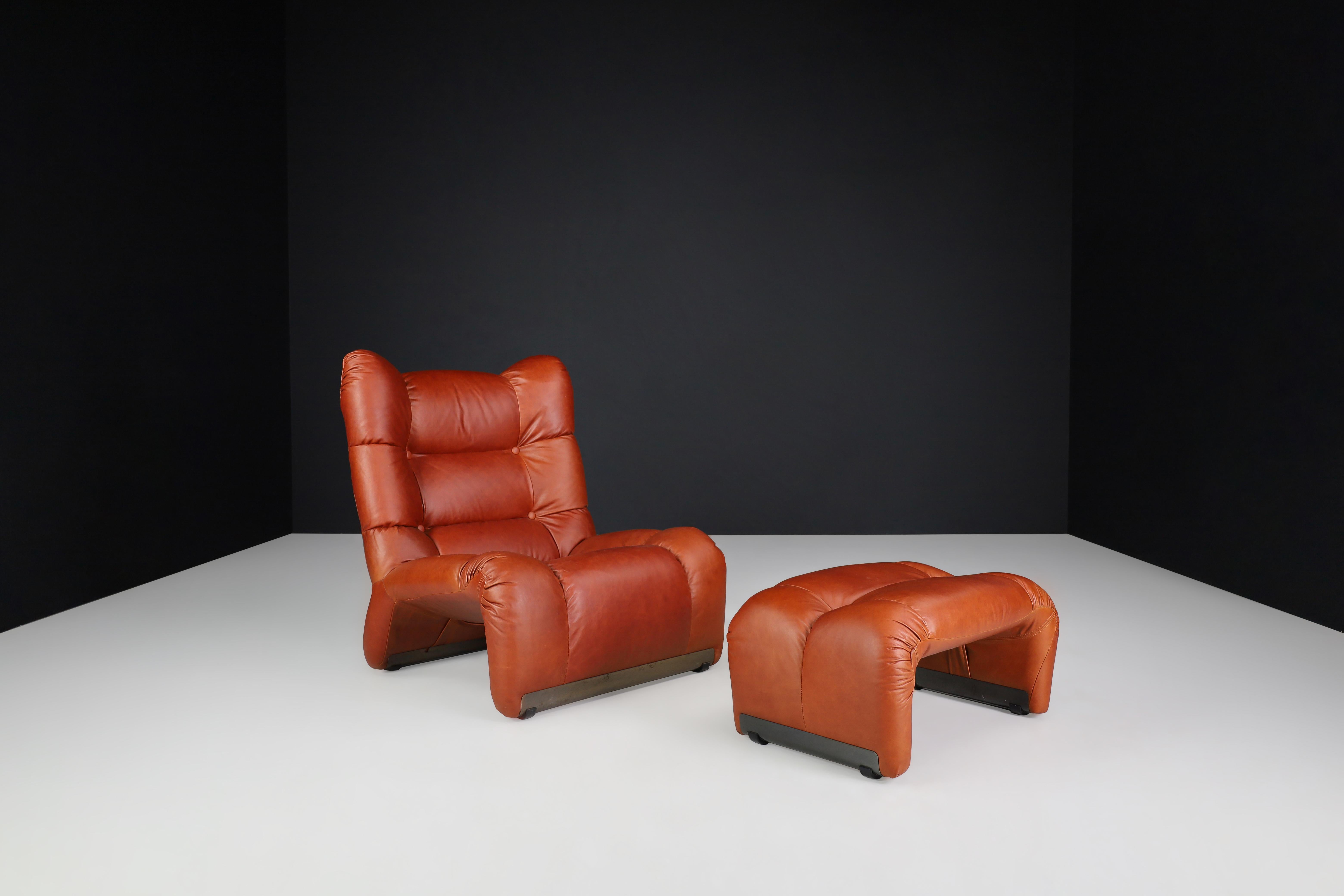 Vintage Italian Cognac Leather Lounge Chair with Ottoman, 1970s

This sculptural lounge chair with matching ottoman is a striking example of Italian design from the 1970s, combining comfort, craftsmanship, and bold aesthetics. Upholstered in rich