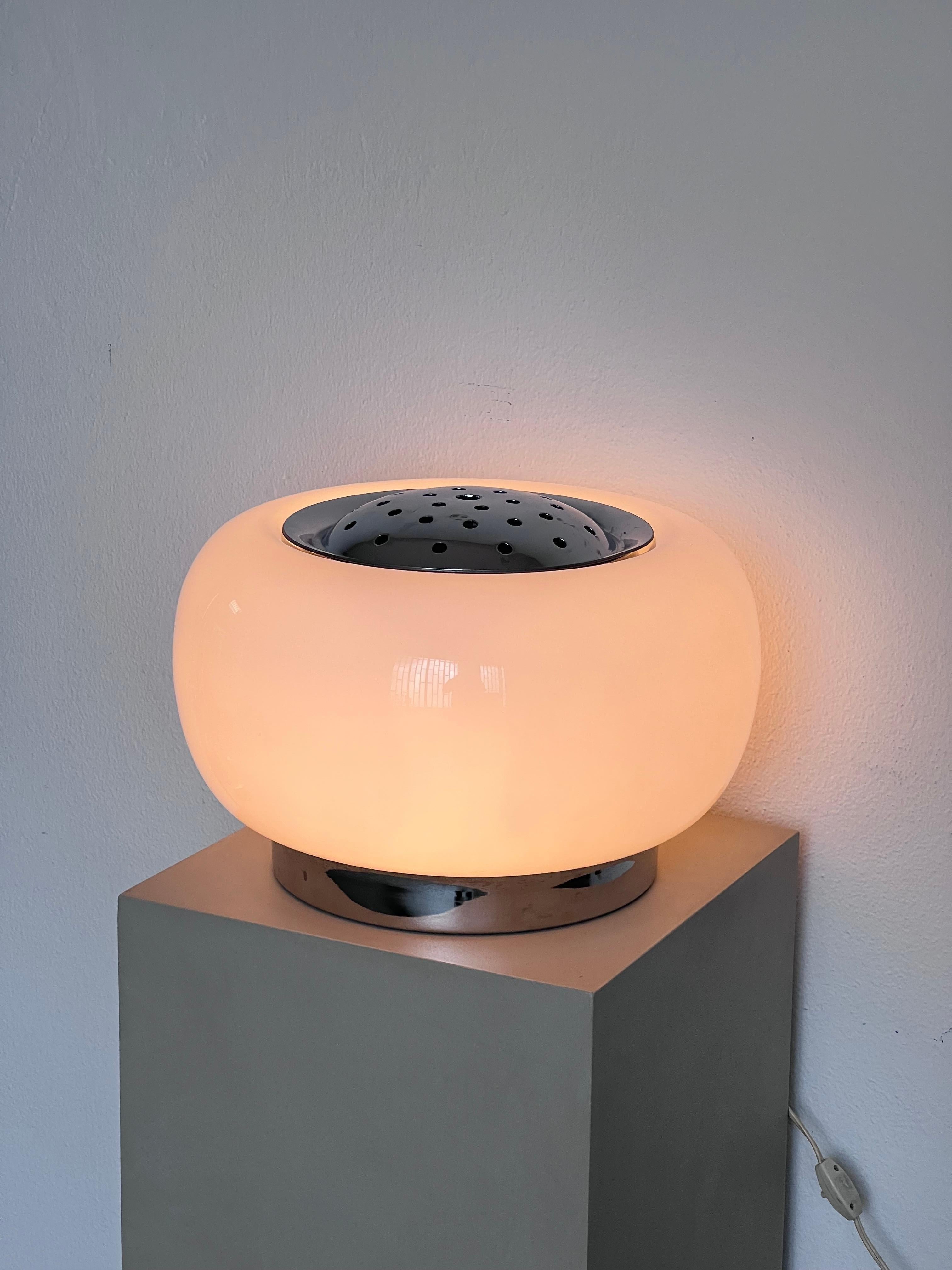 Ère spatiale Grande lampe de table italienne vintage en verre opalin, années 1970 en vente