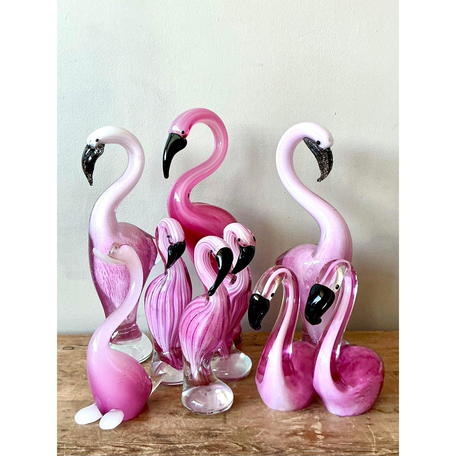 Presentiamo una squisita collezione di nove uccelli vintage in vetro artistico di Murano, con un'affascinante serie di fenicotteri e cigni. Ogni pezzo è una testimonianza della rinomata maestria dei vetrai di Murano e mostra vibranti tonalità di