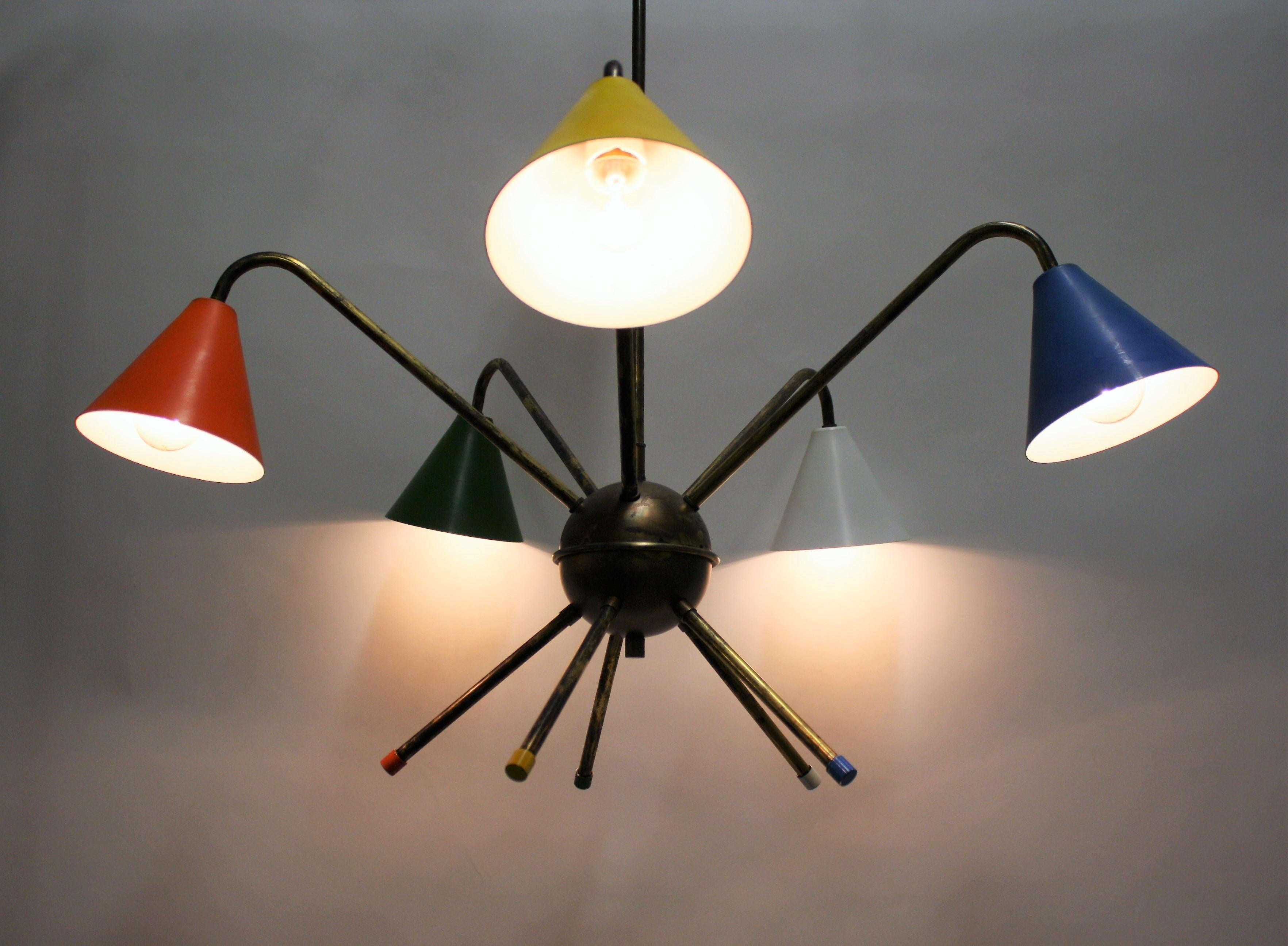 Midcentury chandelier consisting of 5 colored cups and a brass frame.

Beautiful patinated brass.

In the style of Angelo Lelli

Fully rewired, tested and ready for worldwide use.

1950s, Italy

Measures: Height 73cm/29