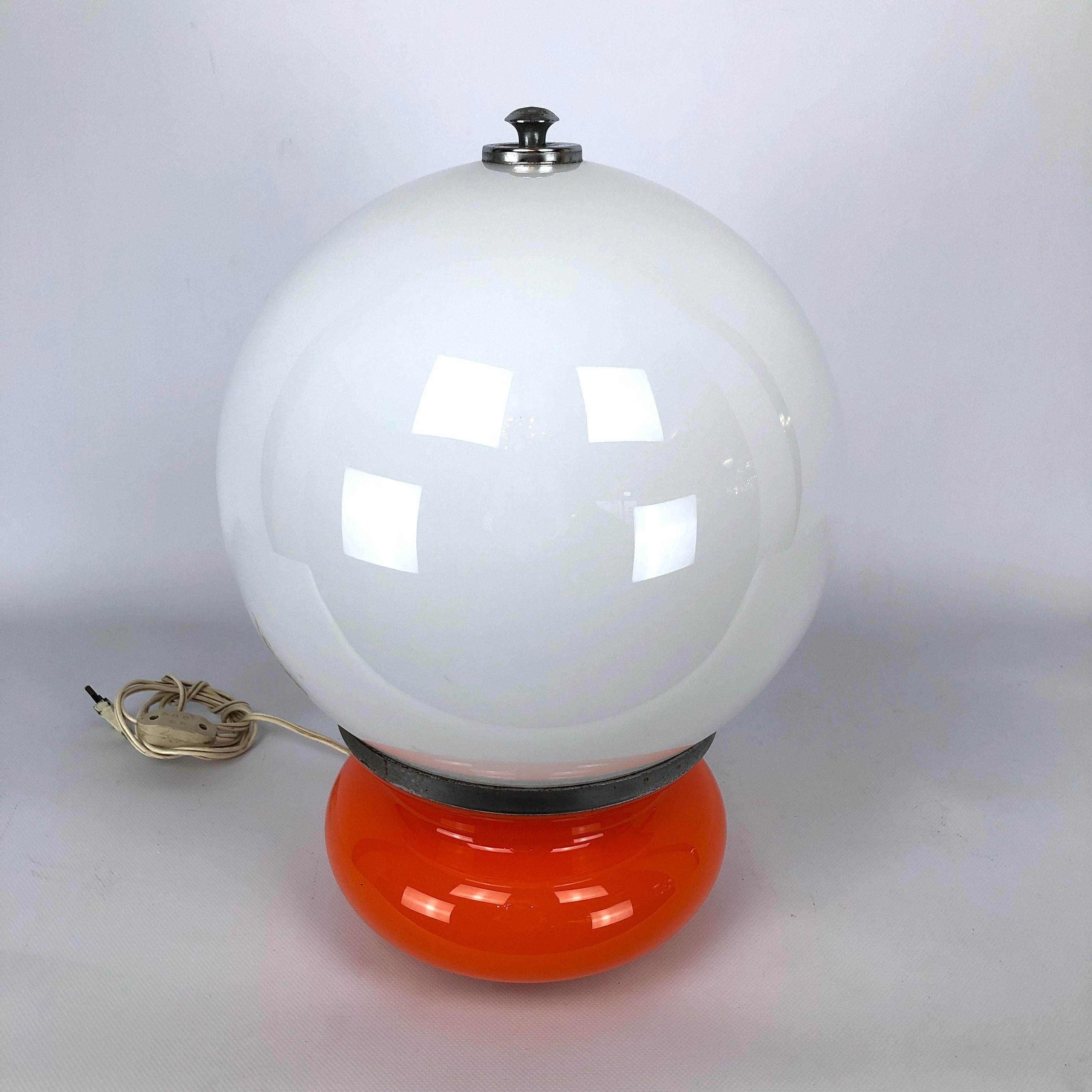 Good vintage condition with trace of age and use for this table lamp produced in Italy during the 70s. Full working with EU standard, adaptable on demand for USA standard.
