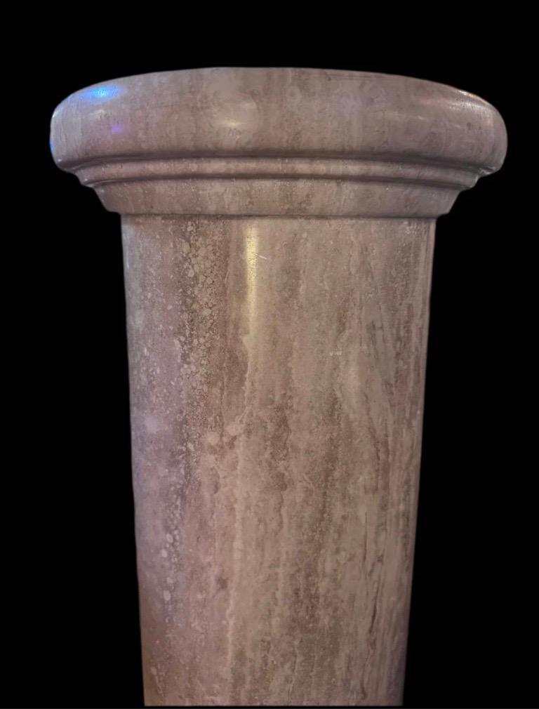 Colonna italiana d'epoca a forma di piedistallo in marmo In condizioni buone in vendita a Chicago, IL