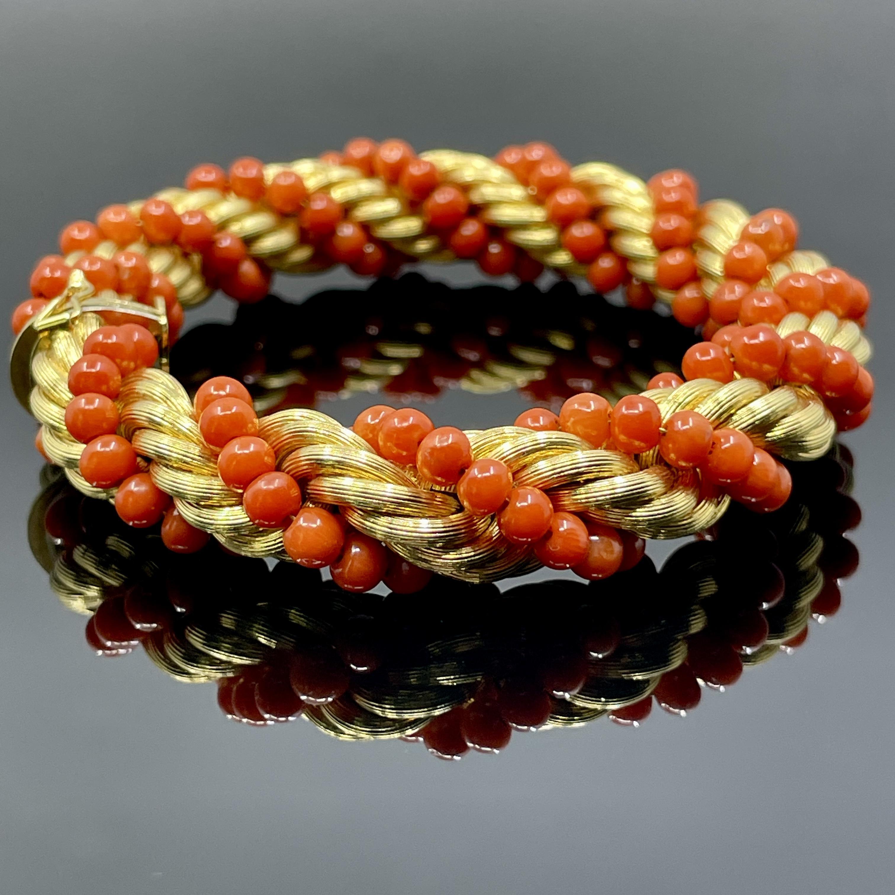 Nicolis Cola Bracciale d'epoca in oro 18 carati e corallo, fatto a mano in Italia nel 1965 circa

Uno splendido bracciale di metà secolo del maestro orafo Nicolis Cola, realizzato a Vicenza, in Italia, intorno al 1965. Questo pezzo è una vibrante