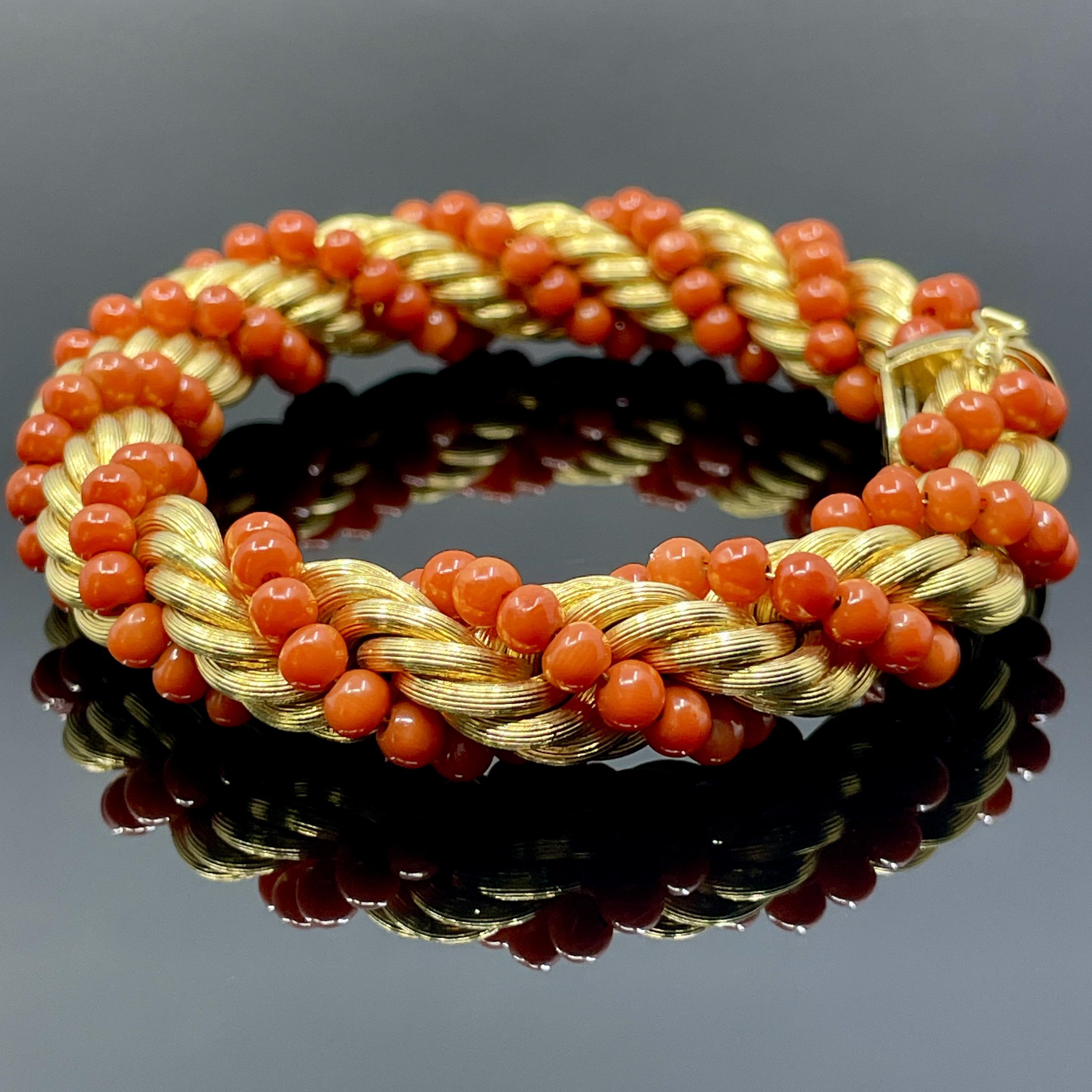 Taglio rotondo Bracciale italiano d'epoca in corallo e oro 18 carati intrecciato - 1960 Nicolis Cola  47.9g in vendita