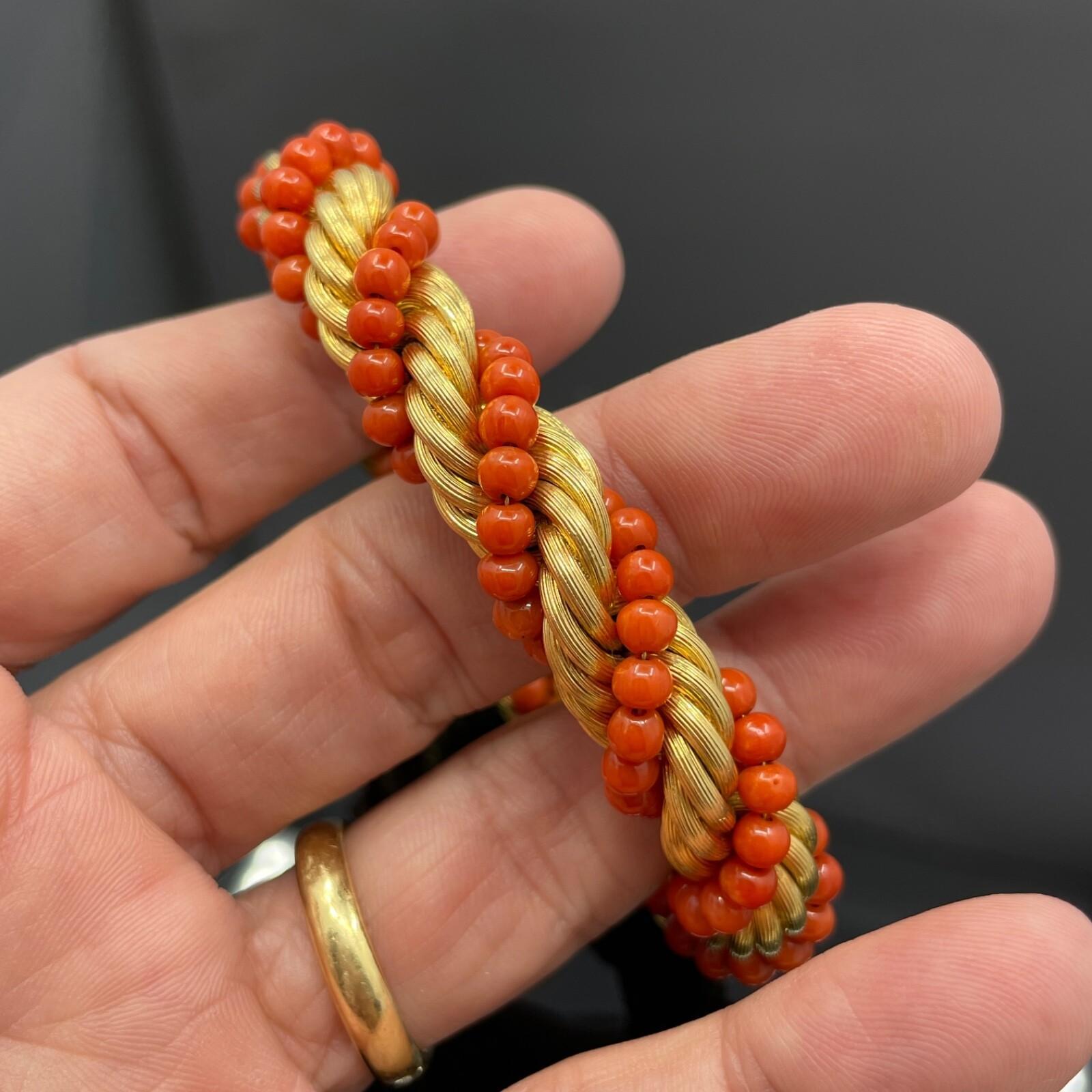 Bracciale italiano d'epoca in corallo e oro 18 carati intrecciato - 1960 Nicolis Cola  47.9g In condizioni ottime in vendita a Orlando, FL