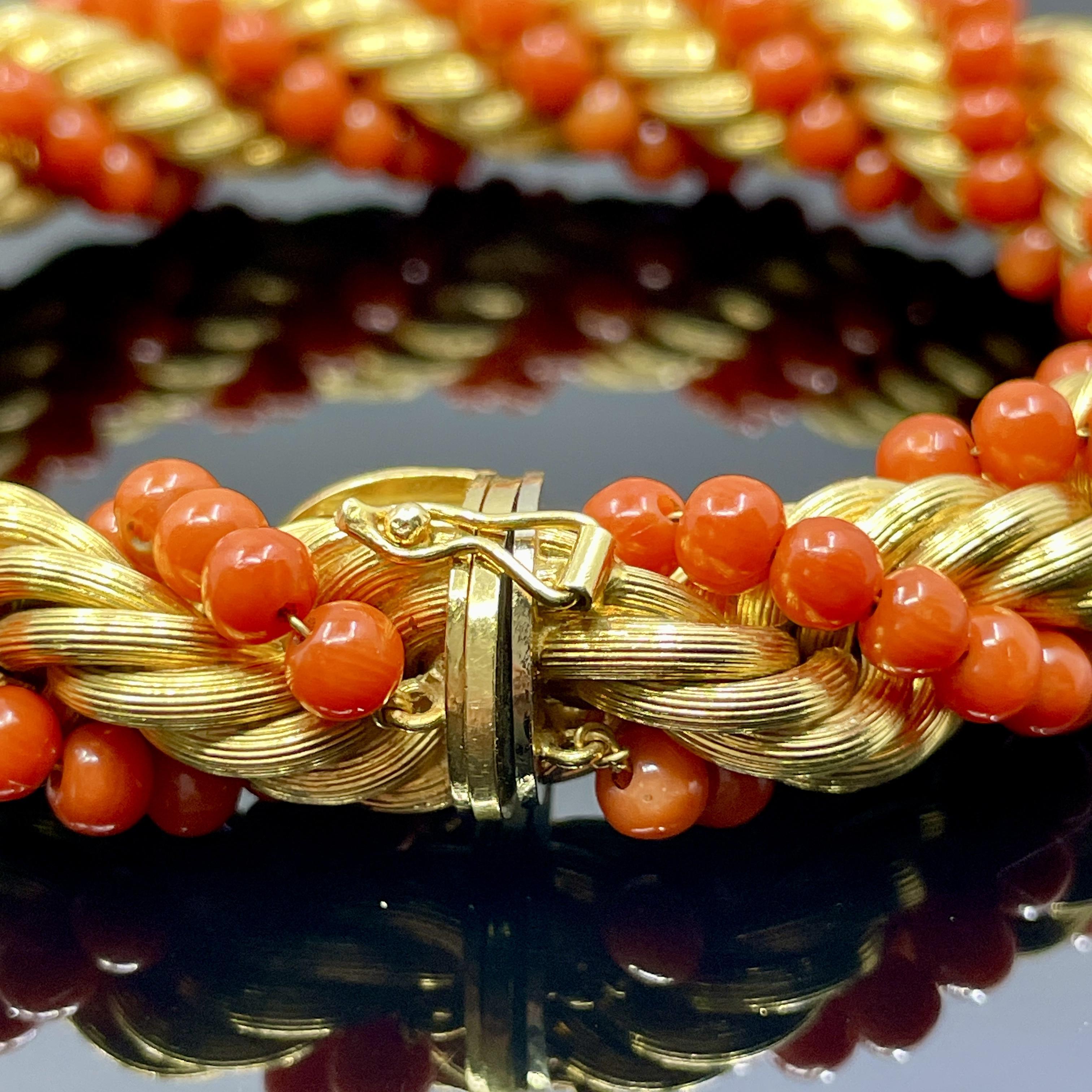 Donna Bracciale italiano d'epoca in corallo e oro 18 carati intrecciato - 1960 Nicolis Cola  47.9g in vendita