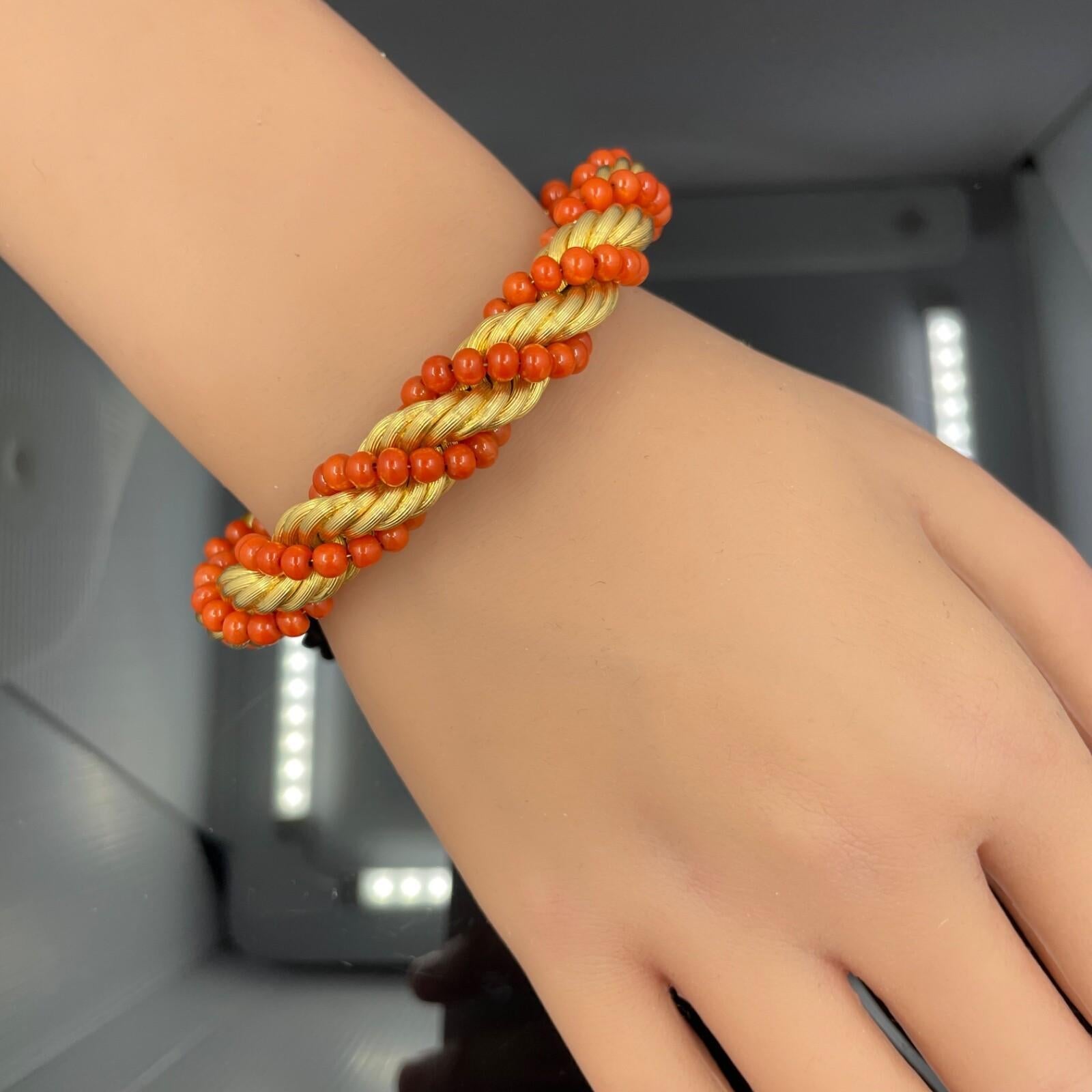 Bracciale italiano d'epoca in corallo e oro 18 carati intrecciato - 1960 Nicolis Cola  47.9g in vendita 2