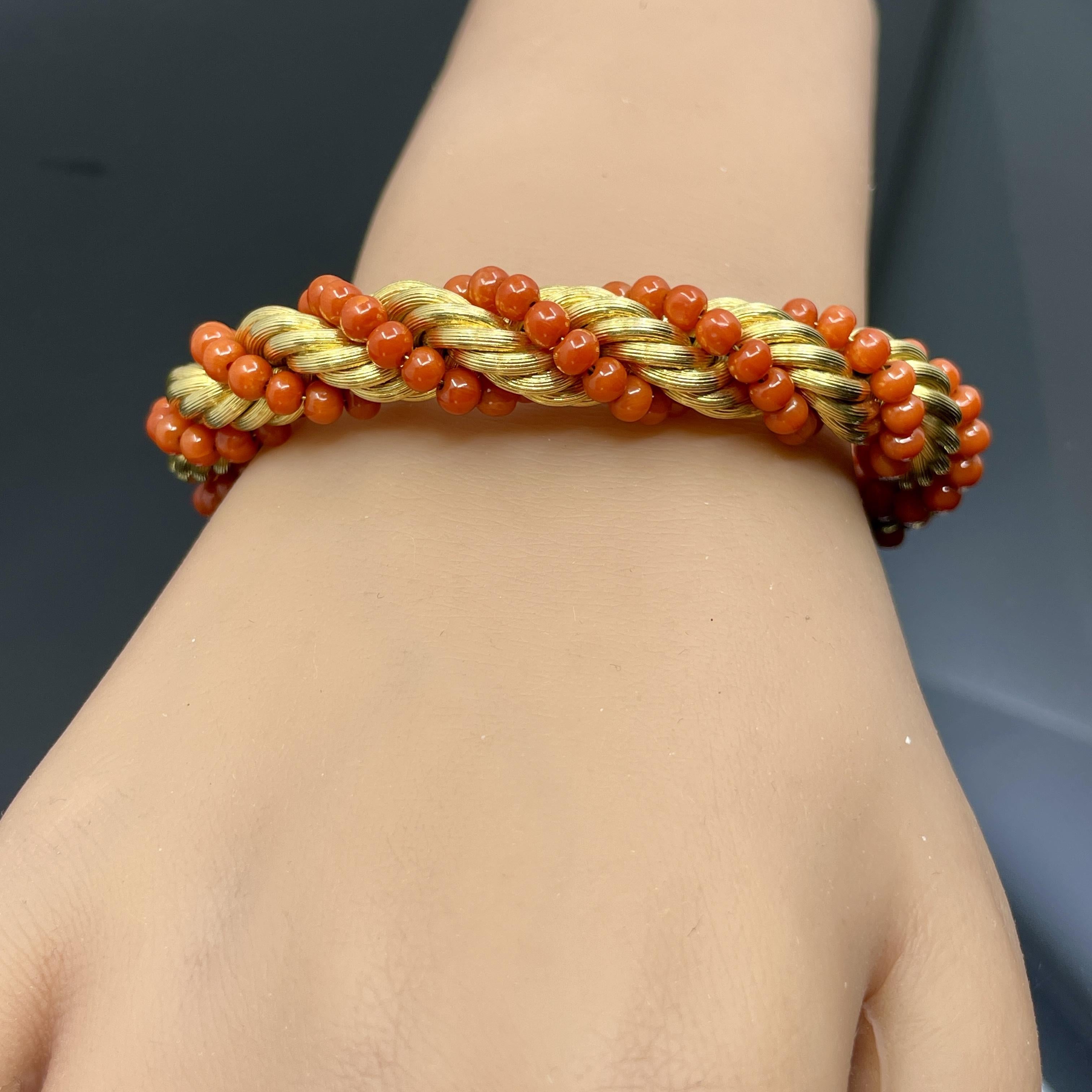 Bracciale italiano d'epoca in corallo e oro 18 carati intrecciato - 1960 Nicolis Cola  47.9g in vendita 3