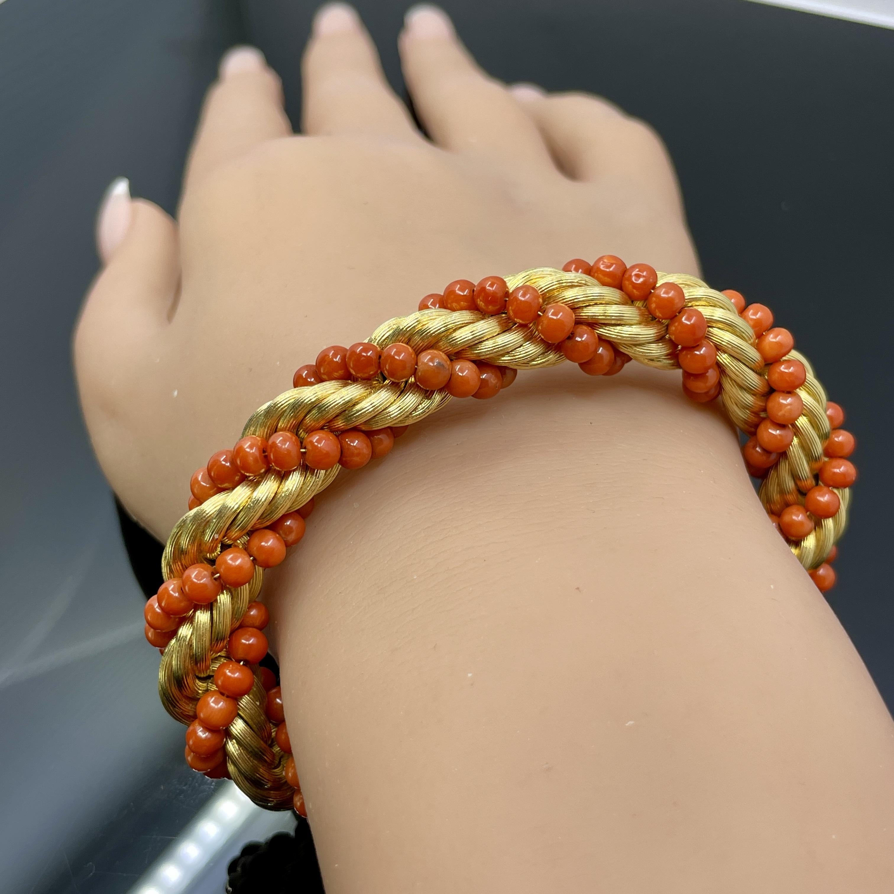 Bracciale italiano d'epoca in corallo e oro 18 carati intrecciato - 1960 Nicolis Cola  47.9g in vendita 4