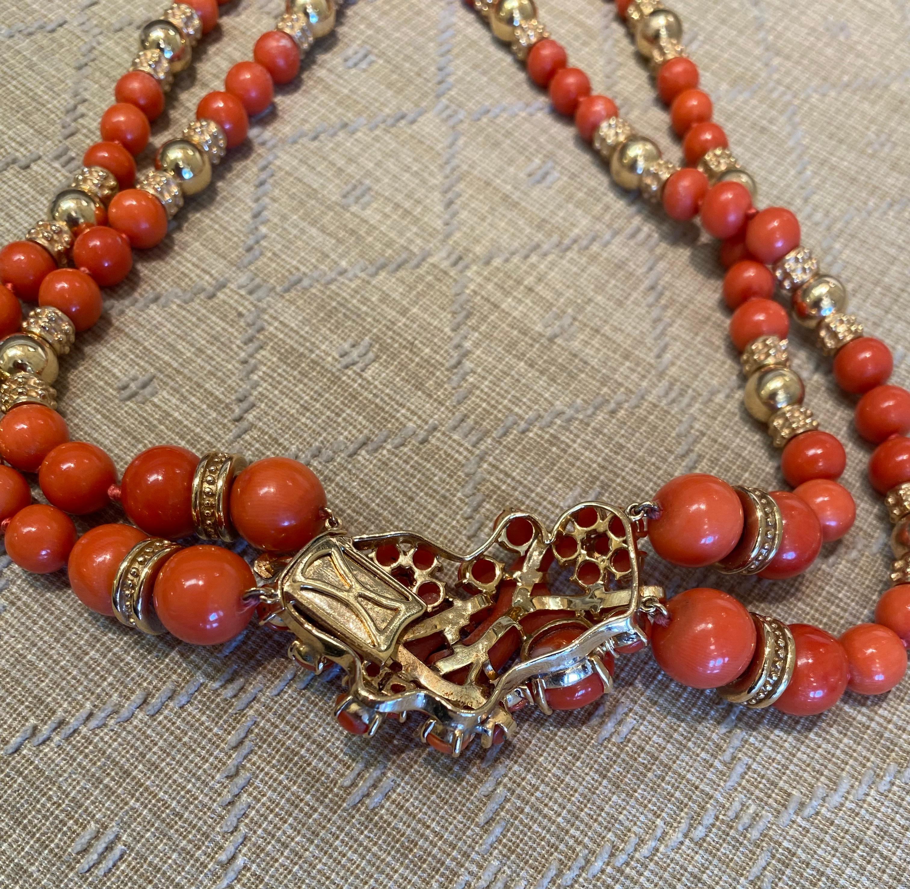 Italienische Korallenperlenkette im Vintage-Stil mit Gold-Akzenten (Perle)