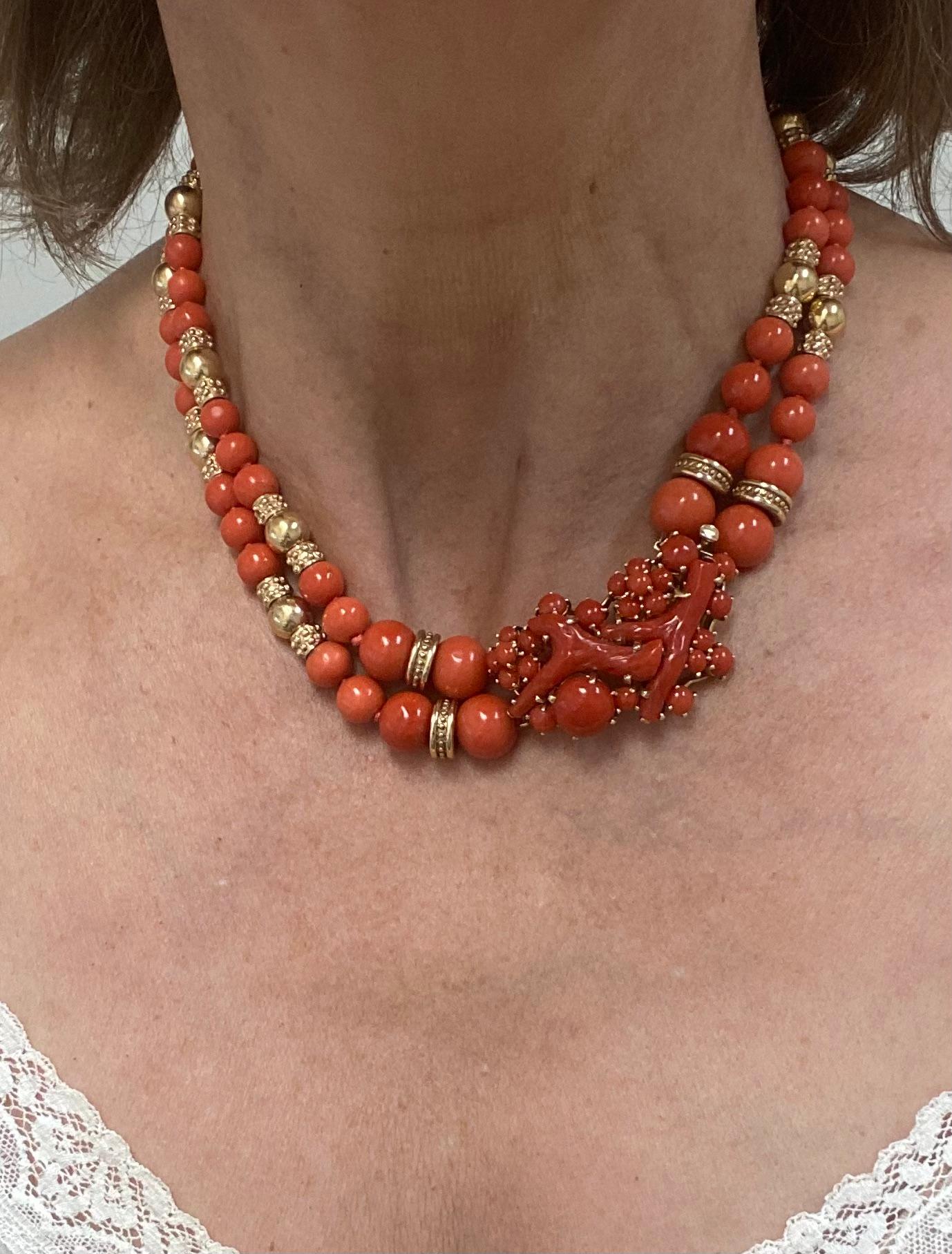 Vintage Italienische Koralle  Perlenkette mit goldenen Akzenten im Angebot 1