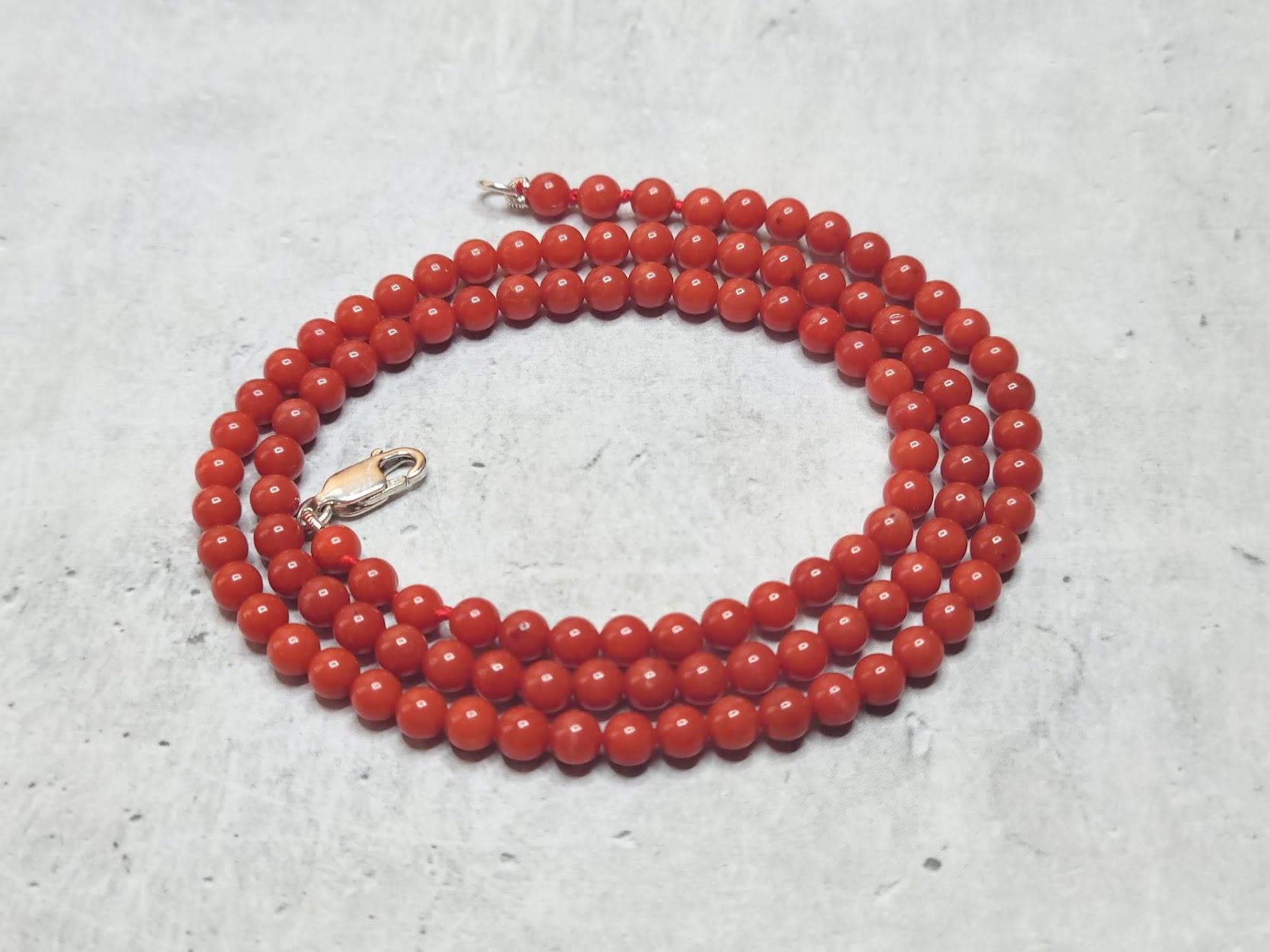 Clothes, and especially jewelry, affect our mood. By wearing a vintage coral necklace, you agree in advance that today is not the time to worry about anything.

The length of the necklace is 18 inches ( 45.7 cm).
The size of the smooth round coral