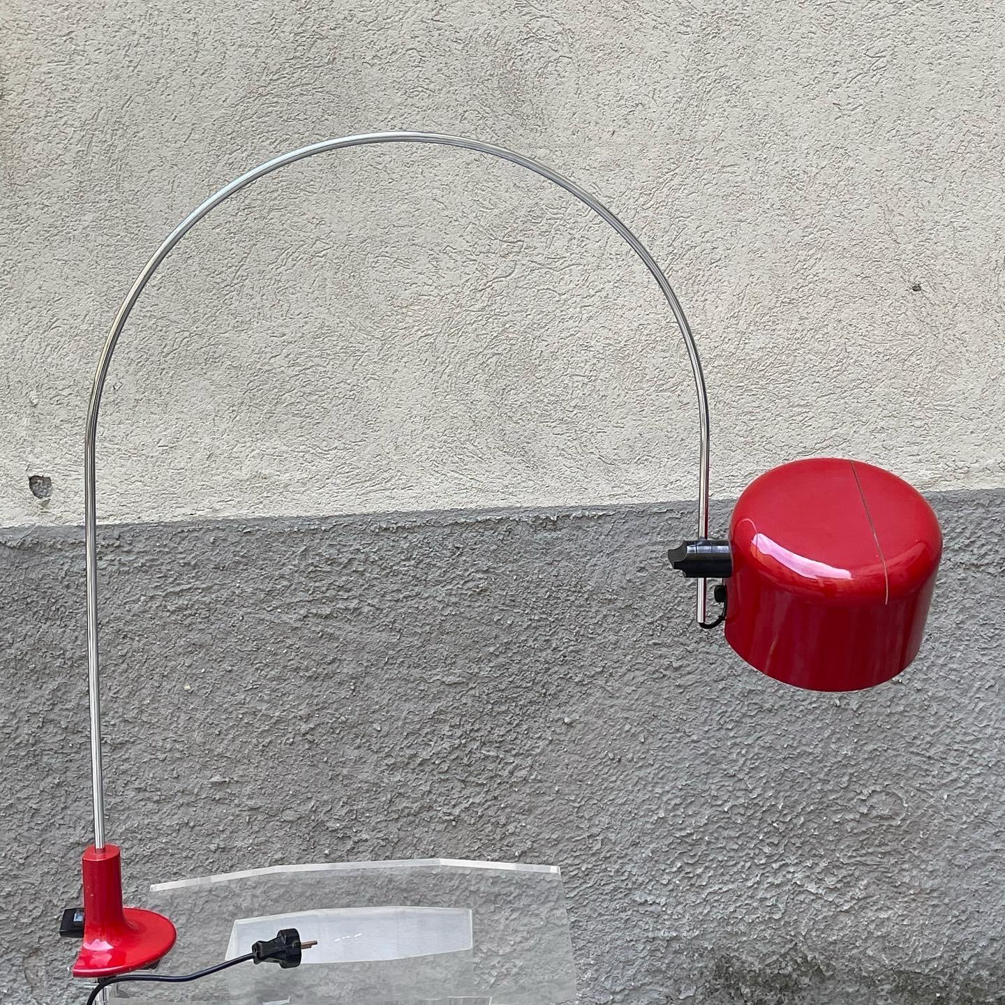Lampe de table vintage italienne Coupè de Joe Colombo.  Cette lampe à pince articulée de la série Coupè en métal laqué rouge est issue de la première édition d'O-Luce. Entièrement articulée et réglable en hauteur, c'est la lampe idéale pour une