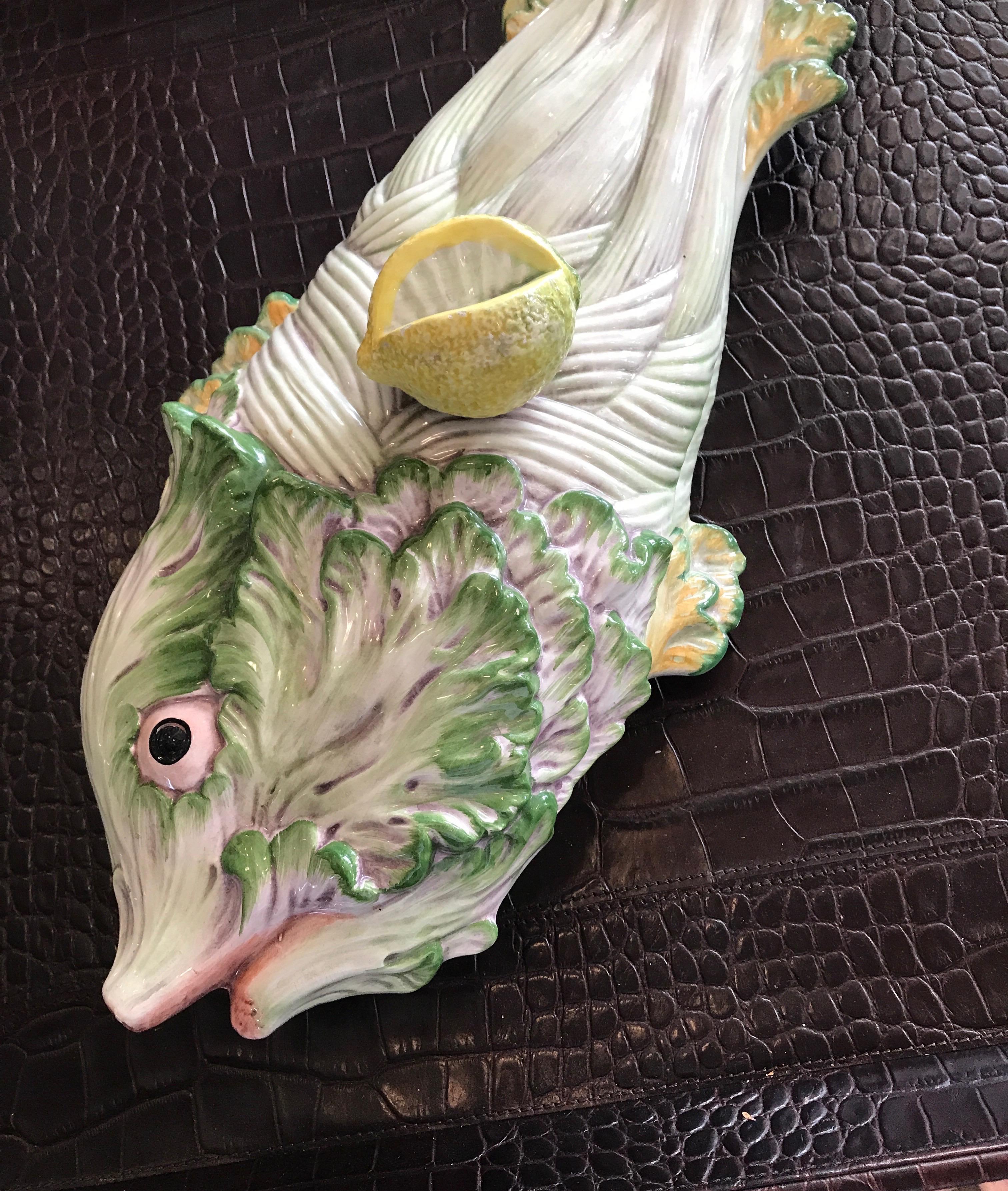 Sopera de pescado recubierta y pintada a mano con asa de limón.