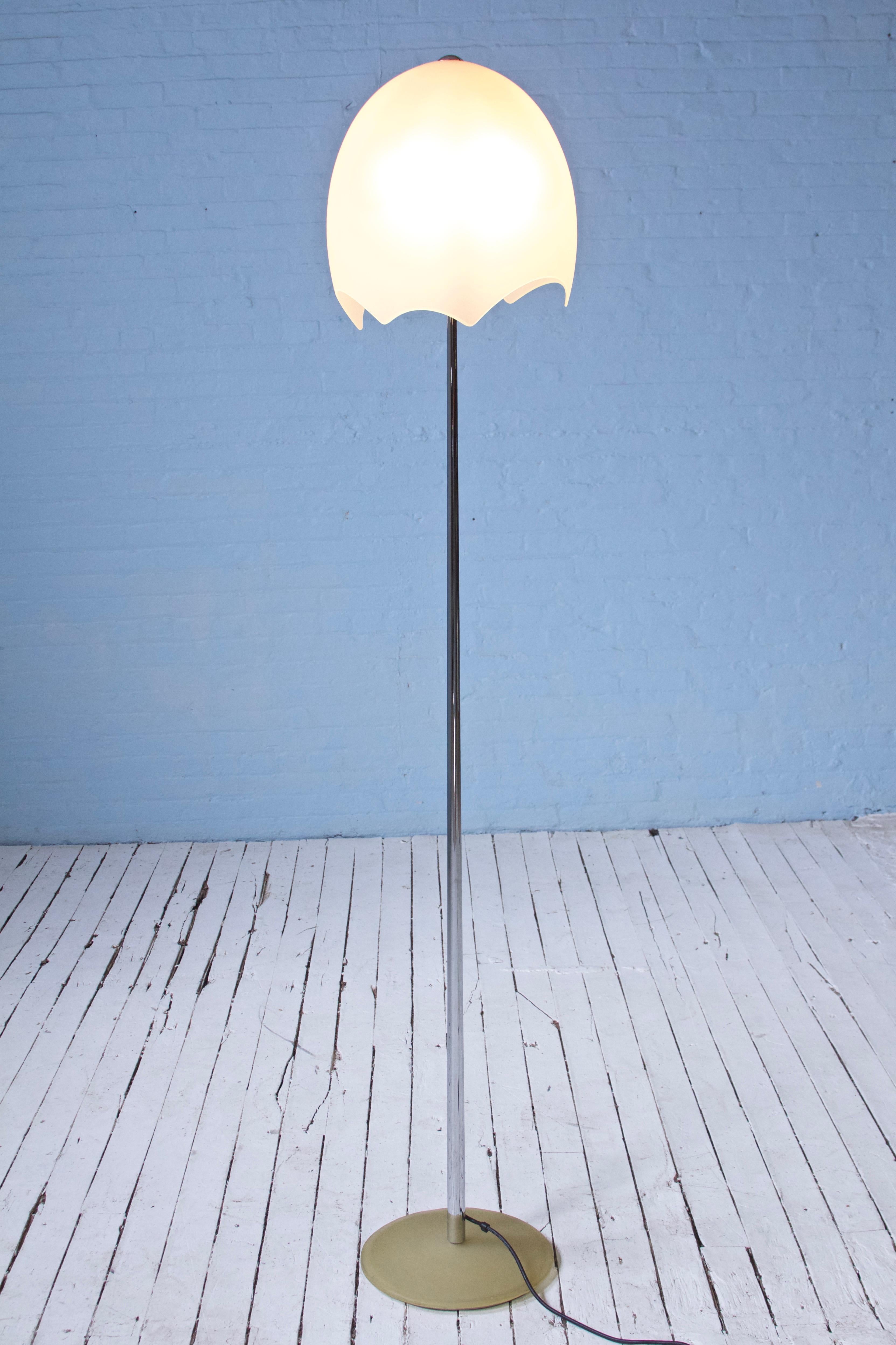 Well made and attractive standing lamp featuring frosted glass 