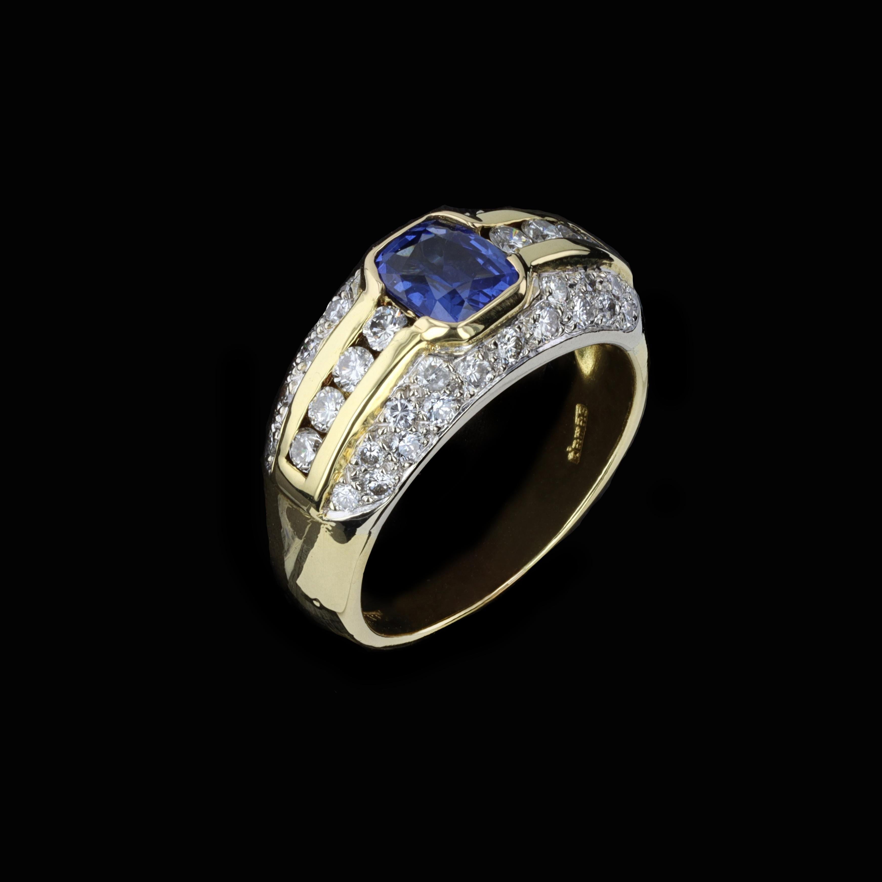 Estate Smaragdschliff Saphir und runder Brillant Diamant 18k Gelbgold Ring. Der Smaragdschliff-Saphir wiegt 1,06 ctw. Der Mittelstein wird durch schillernde, rund geschliffene Diamanten mit einem Gewicht von etwa 0,75 ct akzentuiert. Die Farbe