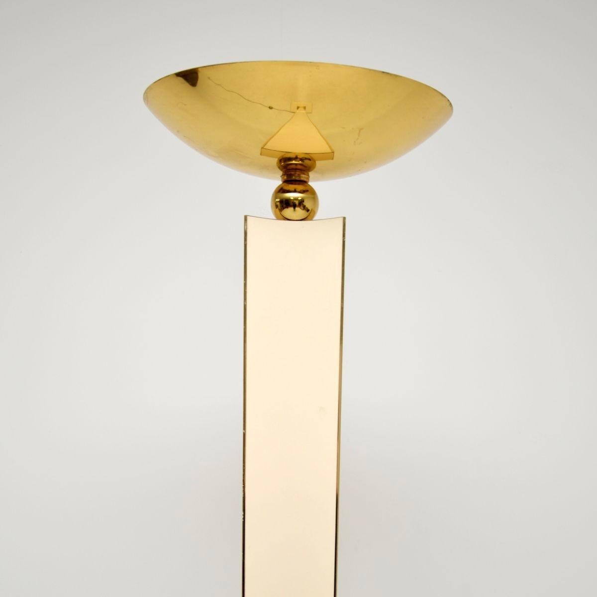 A stylish and very well made vintage Italian cream and brass floor lamp, dating from the 1970’s.

This is of superb quality, with a beautiful brass up lighting shade and brass trim around the laminated cream stand.

The condition is excellent for