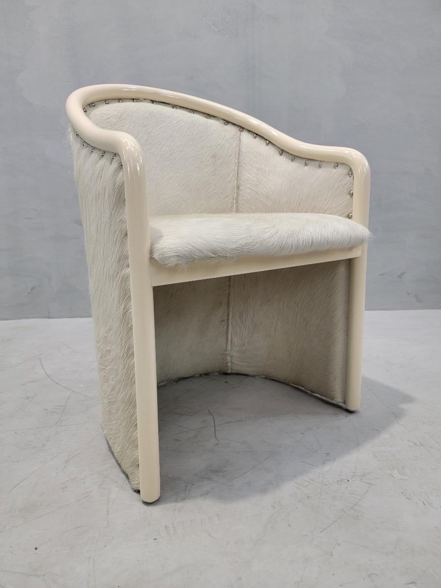 20ième siècle Chaise d'appoint italienne vintage à dossier baril en laque crème par Tonon en vente