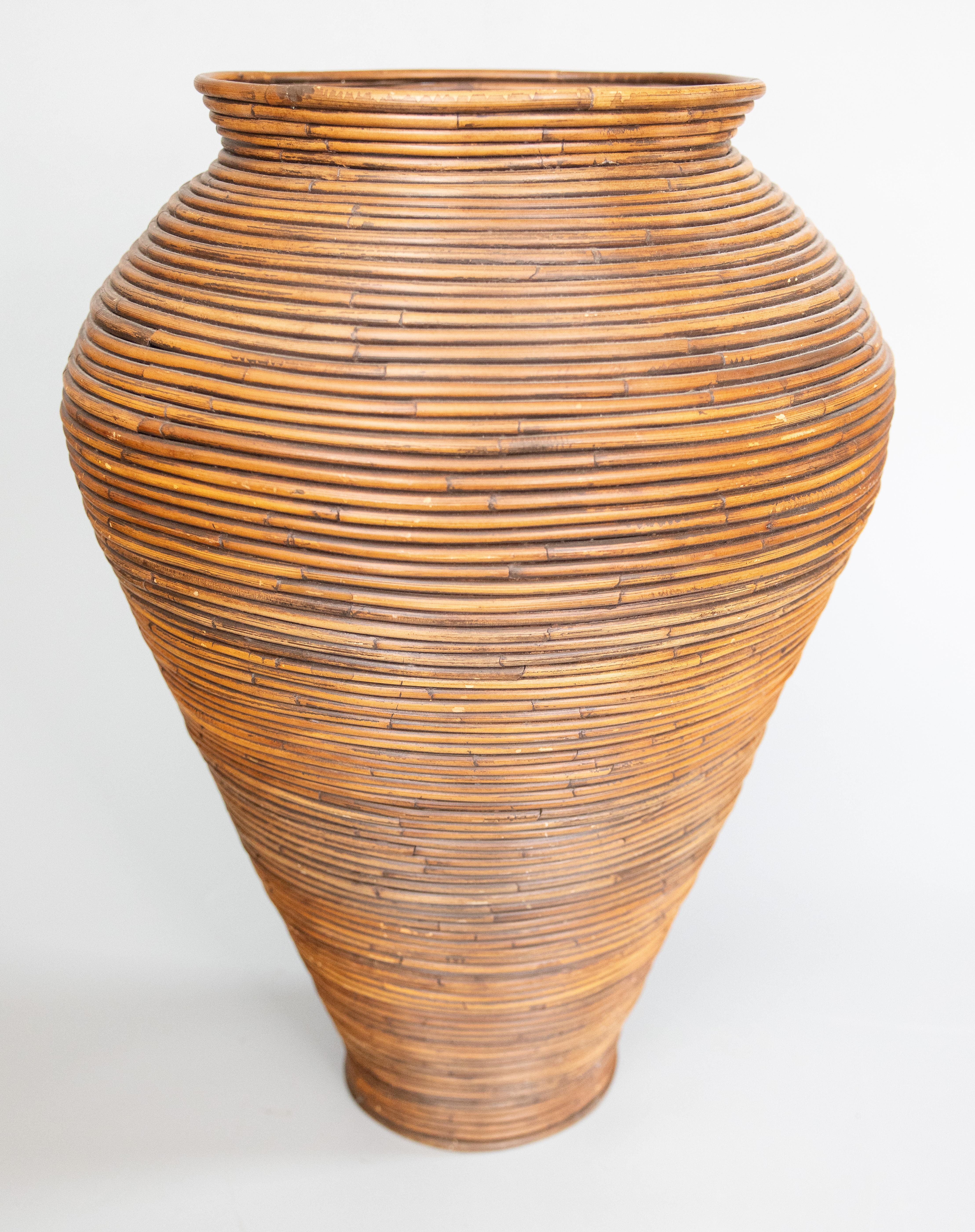 Eine fabelhafte Mitte des Jahrhunderts Italienisch Gabriella Crespi Stil Split Schilf Bambus Boden Vase oder Schirmständer. Diese hübsche Bodenvase hat ein schönes großes Format und eine stilvolle Form, die perfekt für ein modernes Zuhause ist.