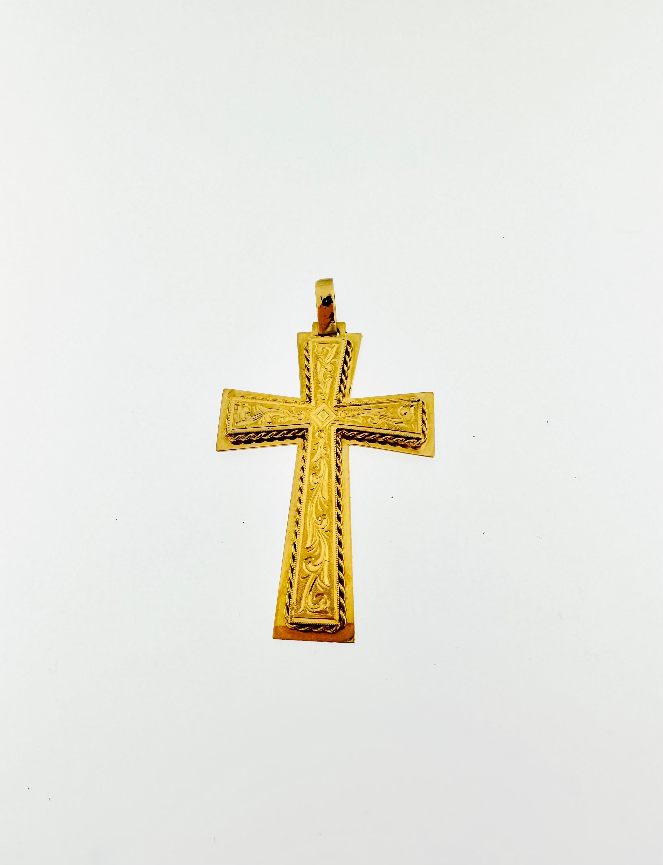 Die Arbeit an diesem Kreuz ist sehr detailliert und verleiht ihm eine einzigartige Schönheit. Dieses antike italienische Kreuz beeindruckt durch die Präzision und die Detailgenauigkeit der Verzierung. Dieses schöne und elegante italienische