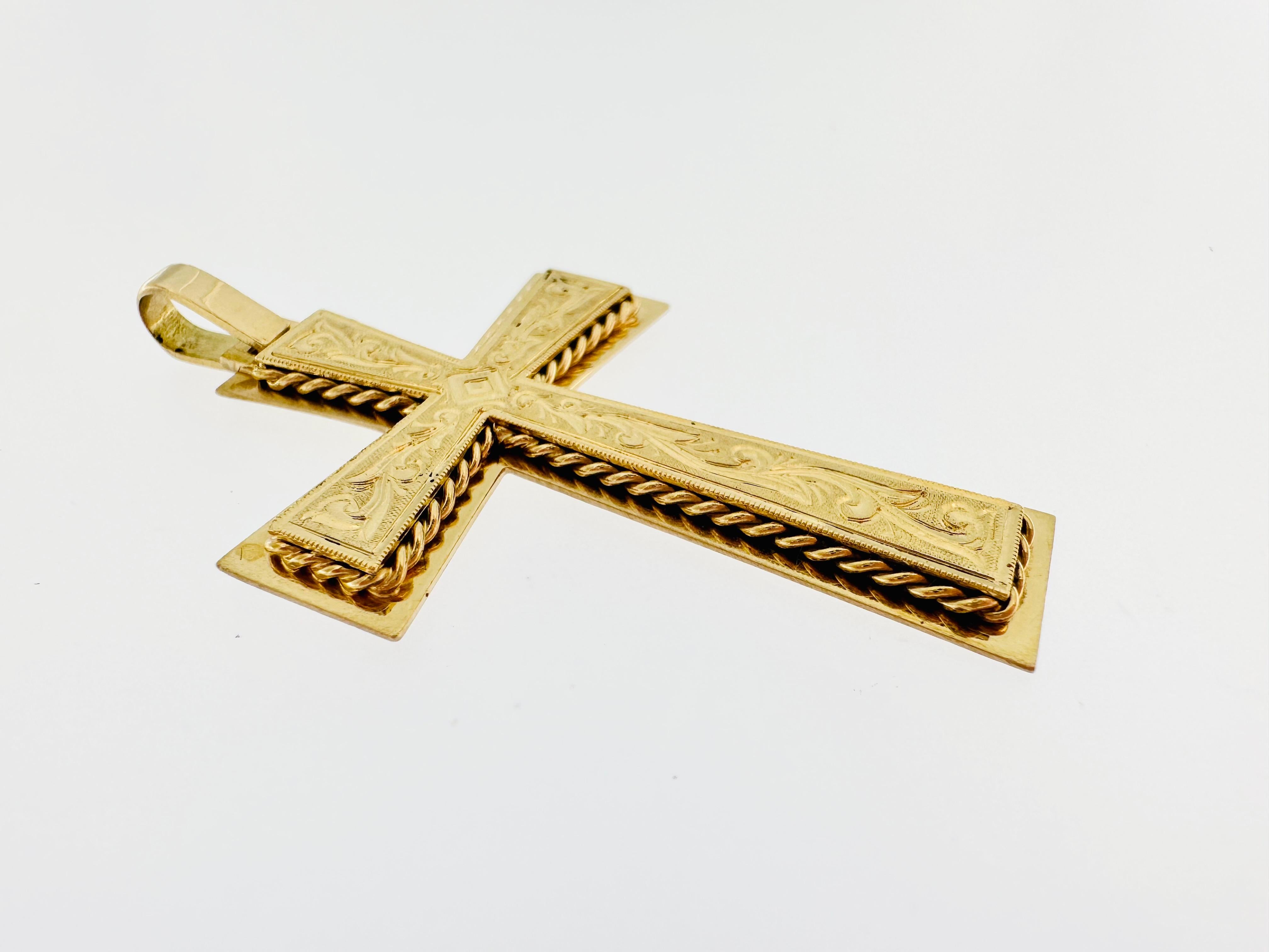 Vintage Italian Cross 18kt Yellow Gold Flowers Carved In Good Condition For Sale In Esch-Sur-Alzette, LU