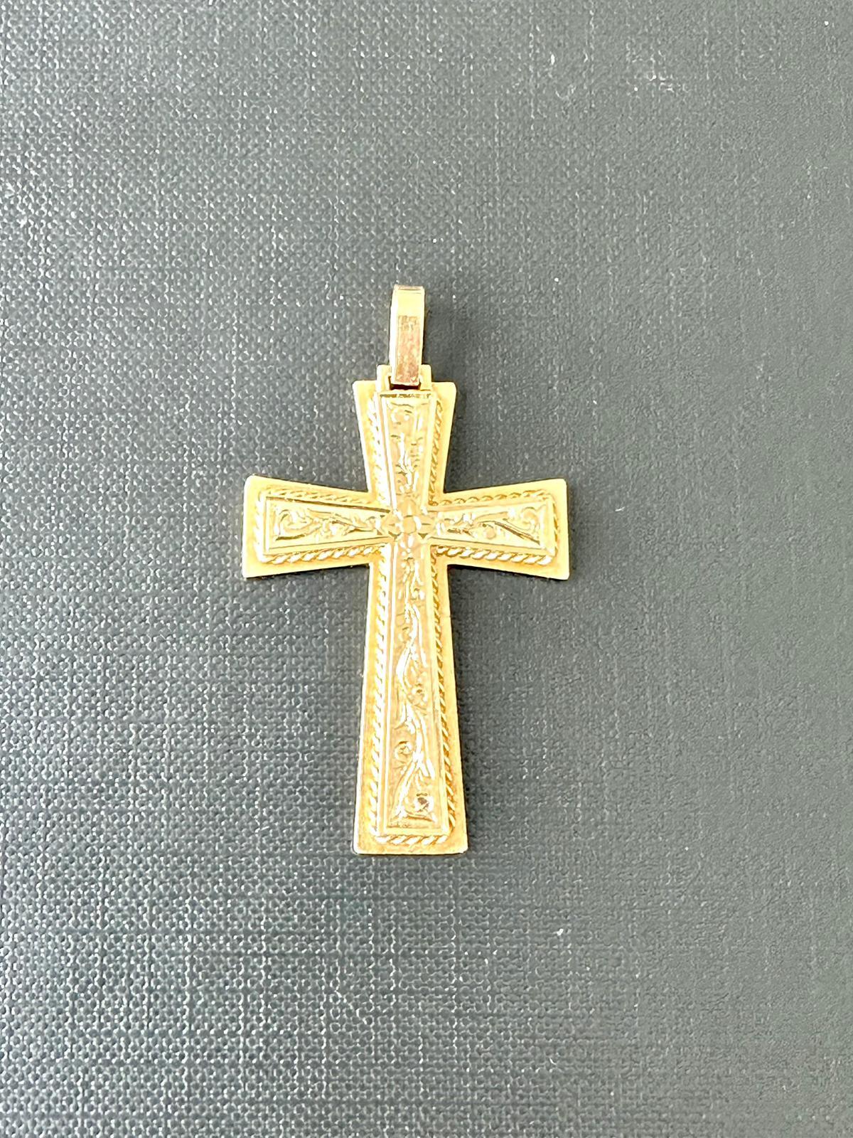 All the relief work of this marvelous italian cross rests on a shiny gold part in the shape of a cross. This antique italian cross impresses by the precision and the detail of the decoration. The work on this cross is highly detailed giving it a