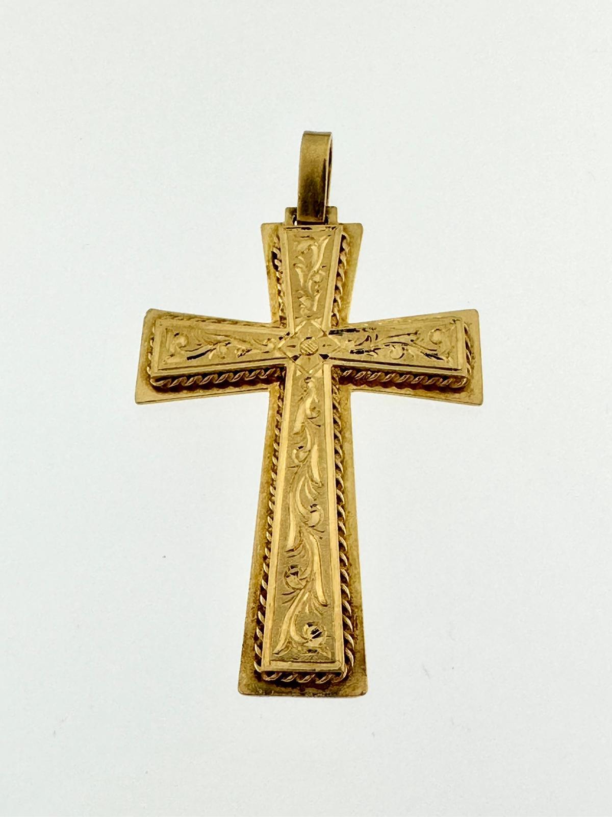 Croix italienne vintage en or jaune 18 carats à motif sculpté de fleurs en vente 3