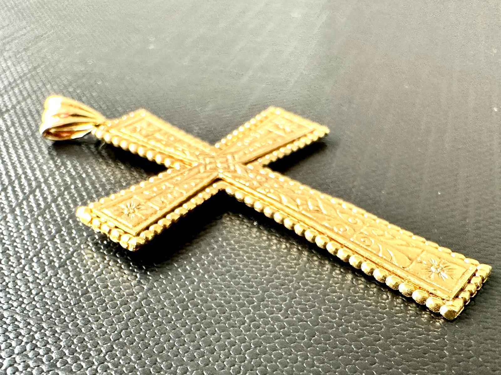 Croix italienne vintage en or jaune 18 carats avec fleurs sculptées à la main Unisexe en vente