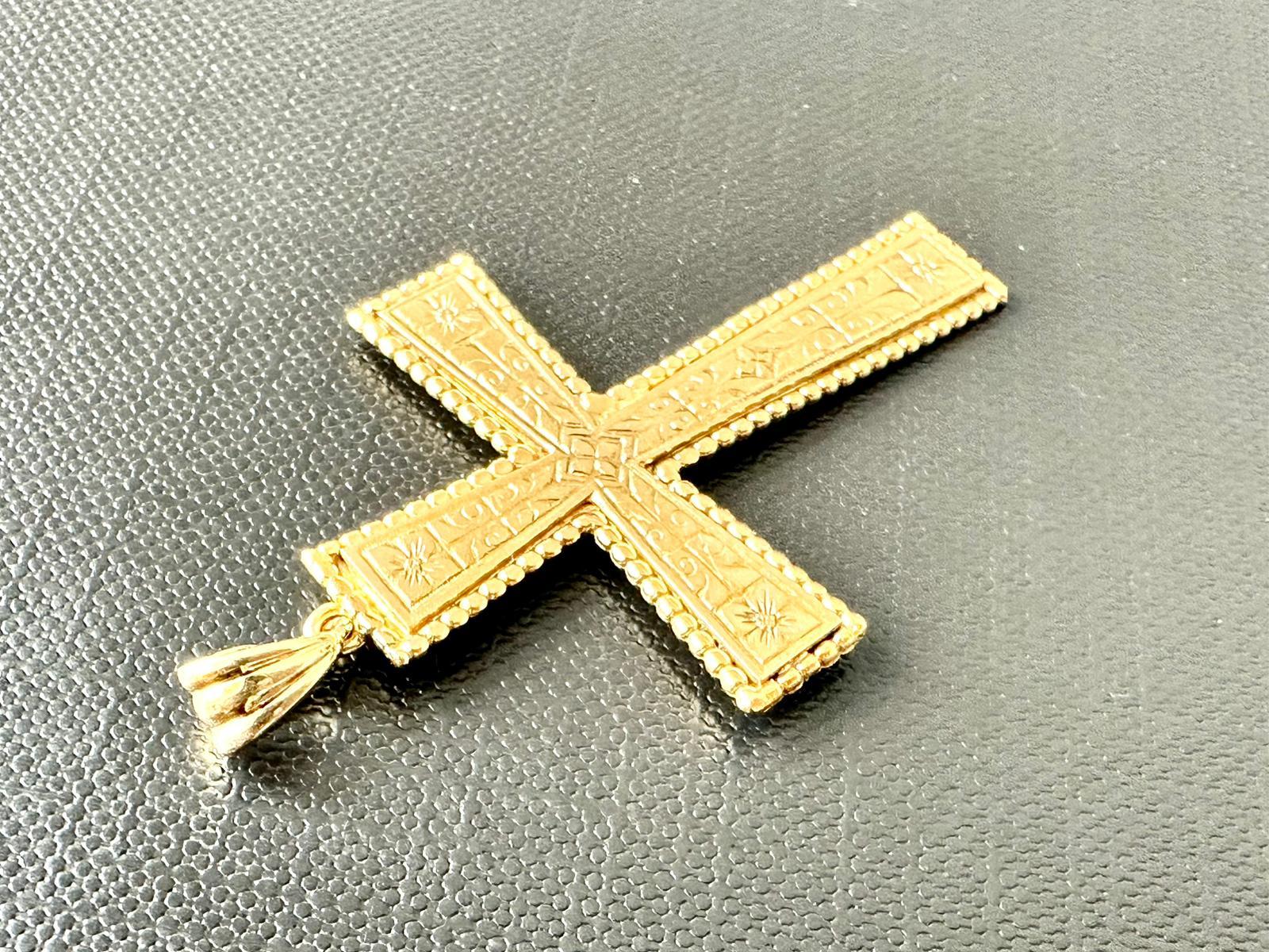 Croix italienne vintage en or jaune 18 carats avec fleurs sculptées à la main en vente 1
