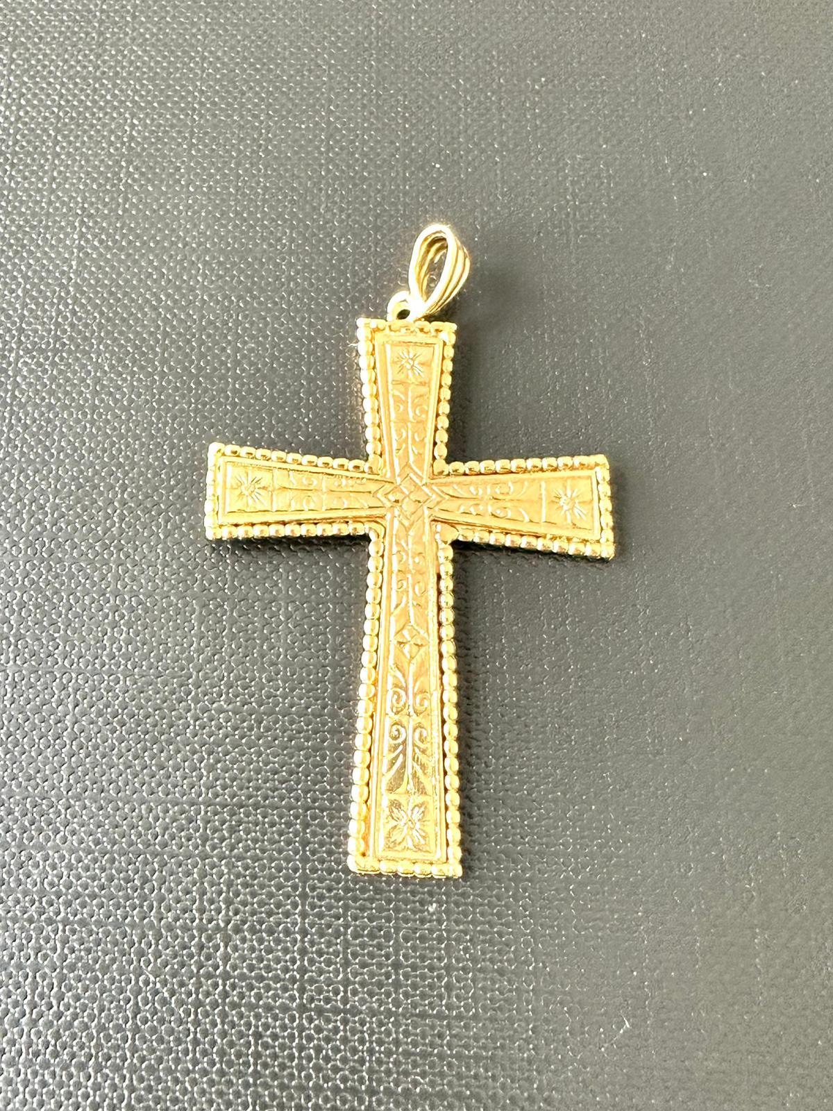 Vintage Italian Cross 18 Karat Yellow Gold Flowers Hand Carved For Sale 1
