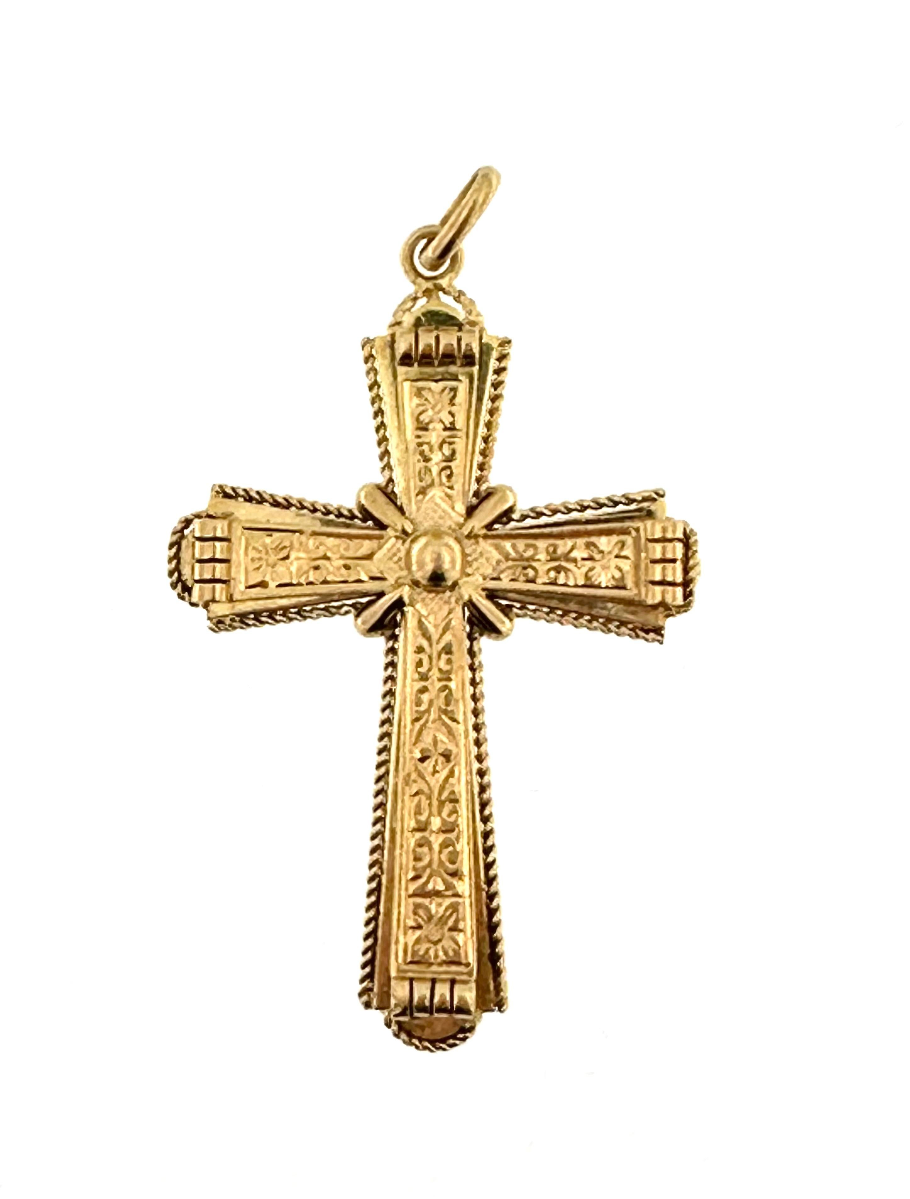This antique italian cross impresses by the precision and the detail of the decoration. Beautiful and elegant this vintage Italian cross is hand-crafted with floral motifs. The 18kt yellow gold cross is in good used condition, with normal signs of