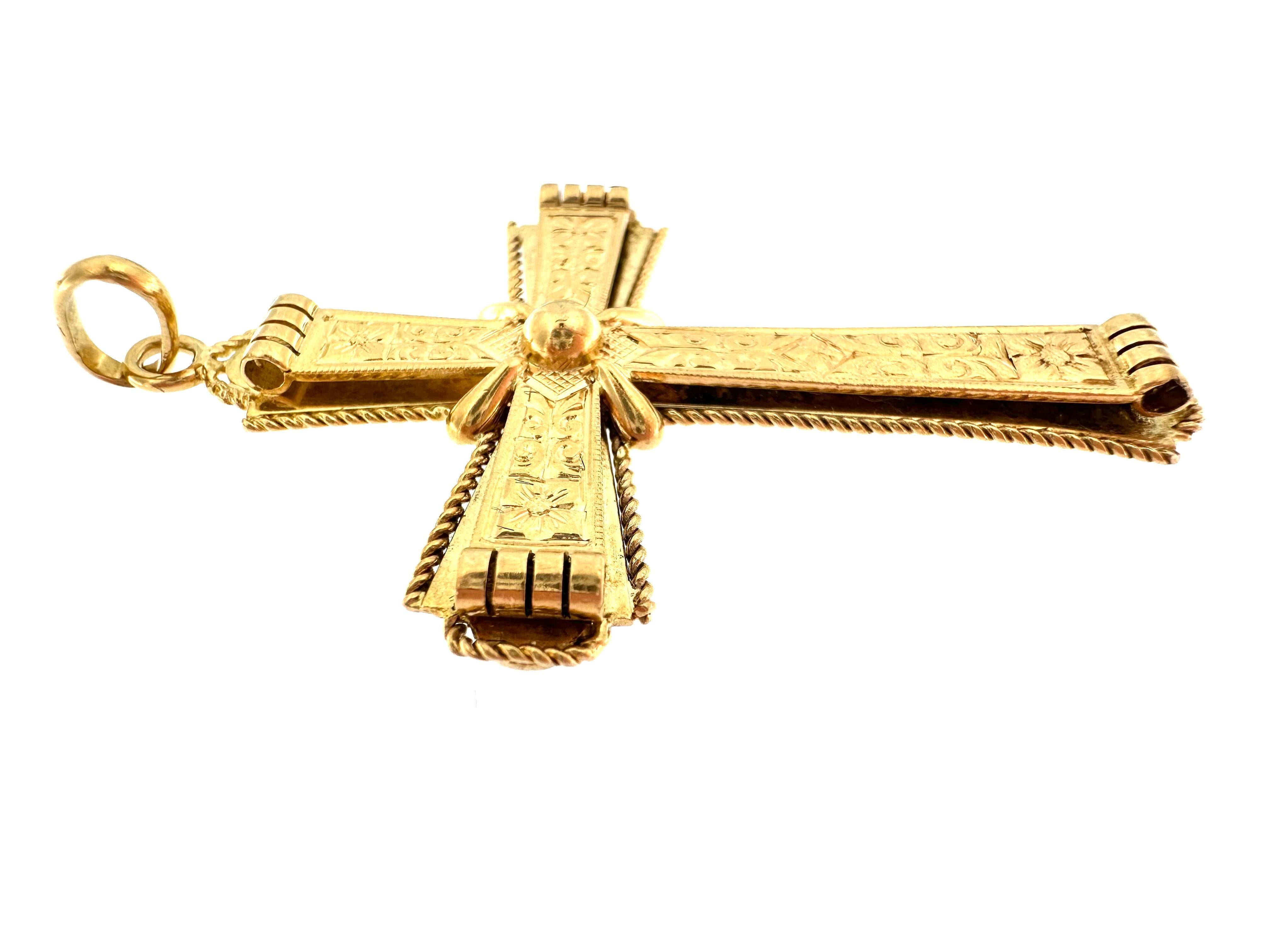 Croix italienne vintage en or jaune 18 carats  Bon état - En vente à Esch sur Alzette, Esch-sur-Alzette