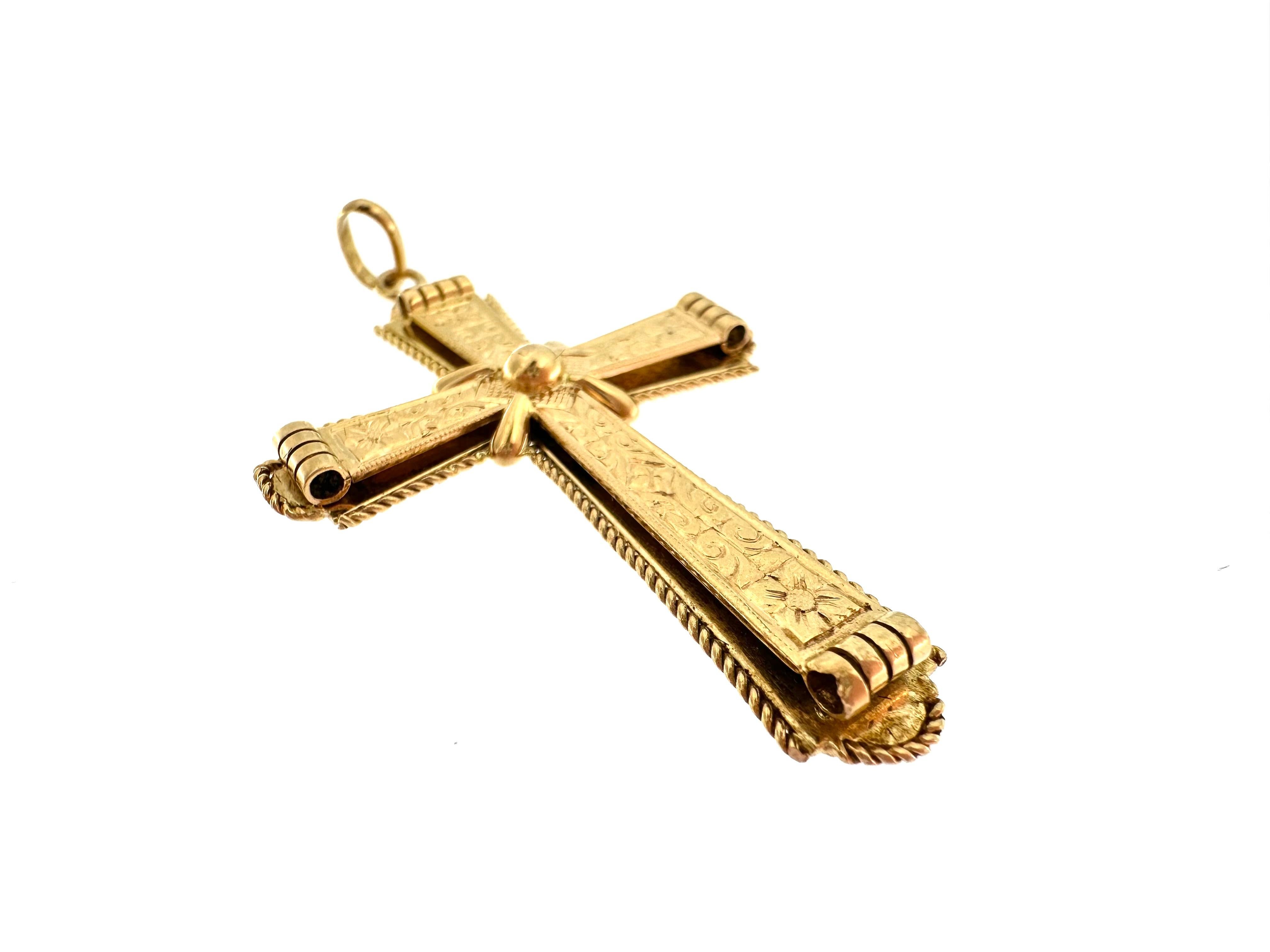 Women's or Men's Vintage Italian Cross 18kt Yellow Gold  For Sale