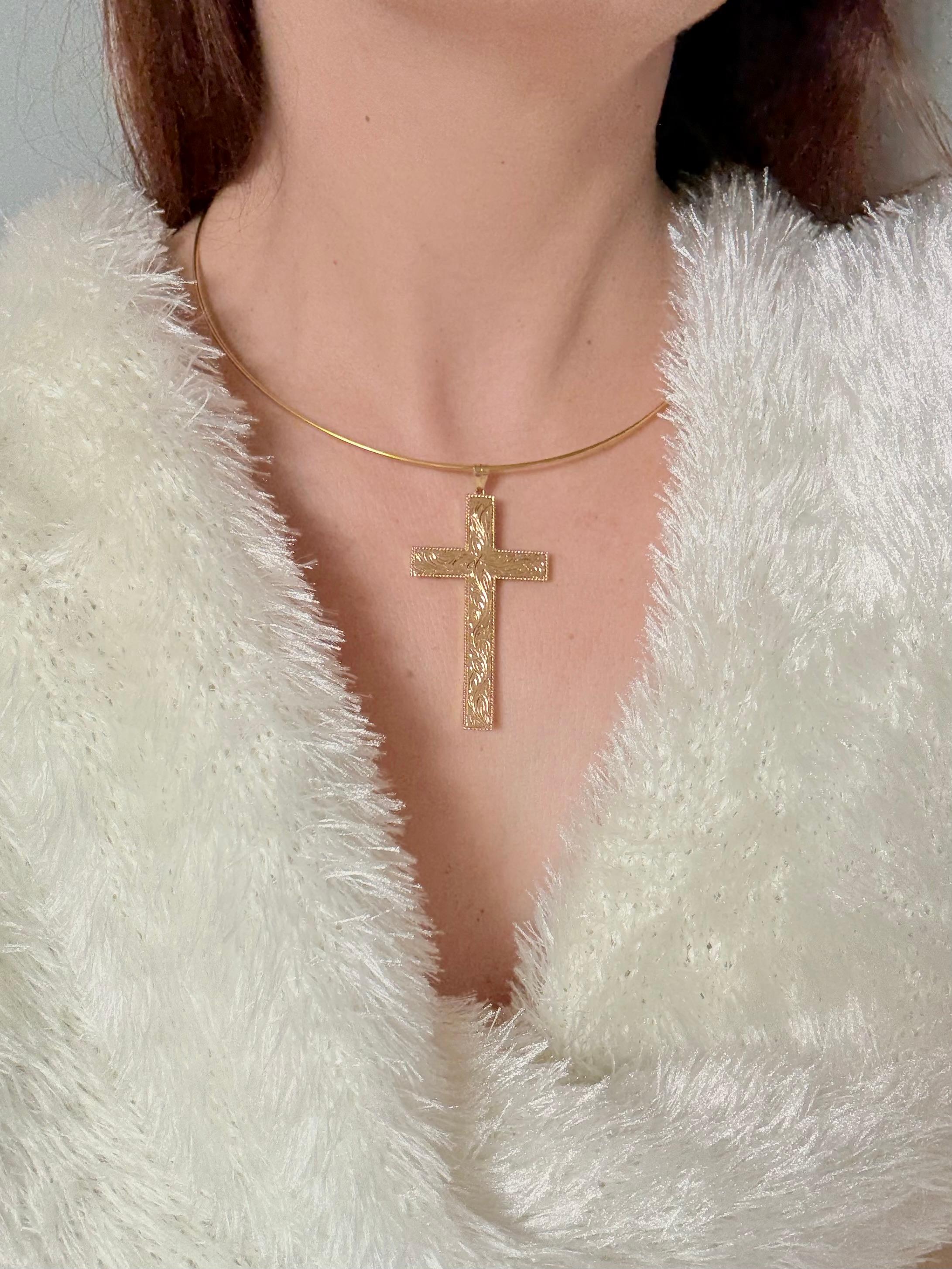 Croix italienne vintage sculptée en or jaune 18 carats avec feuilles et fleurs en vente 5