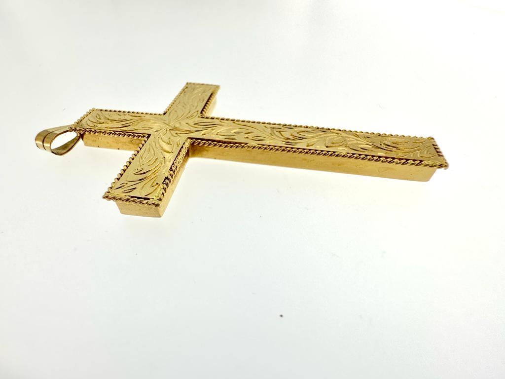 This vintage italian cross impresses by the precision and the detail of the decoration. The entire front is hand carved with leaf and flowers patterns and the whole cross is surrounded by a fine twisted chain. This thread technique is called