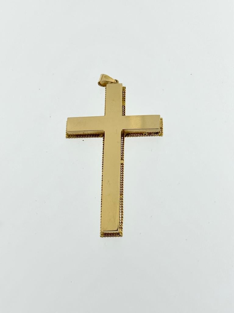 Croix italienne vintage sculptée en or jaune 18 carats avec feuilles et fleurs Unisexe en vente