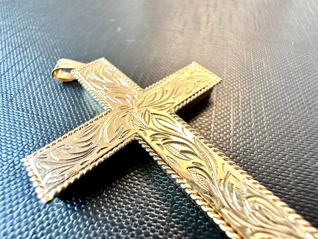 Vintage Italian Cross 18kt Yellow Gold Leaves and Flowers Carved For Sale 2