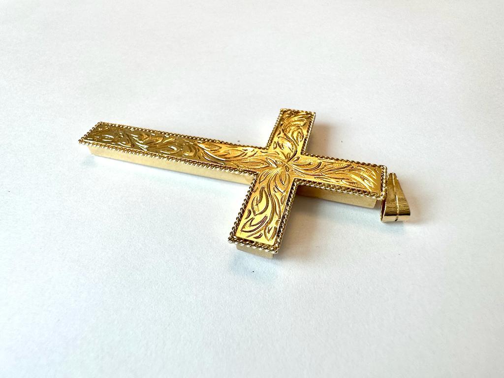 Vintage Italian Cross 18kt Yellow Gold Leaves and Flowers Carved For Sale 3