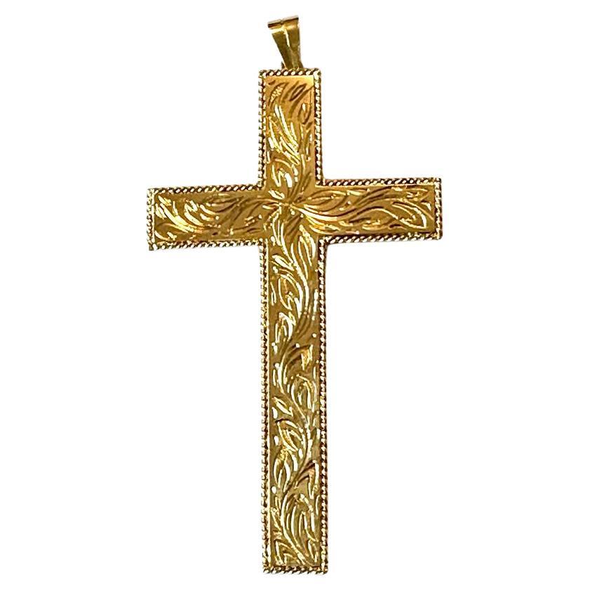 Croix italienne vintage sculptée en or jaune 18 carats avec feuilles et fleurs en vente