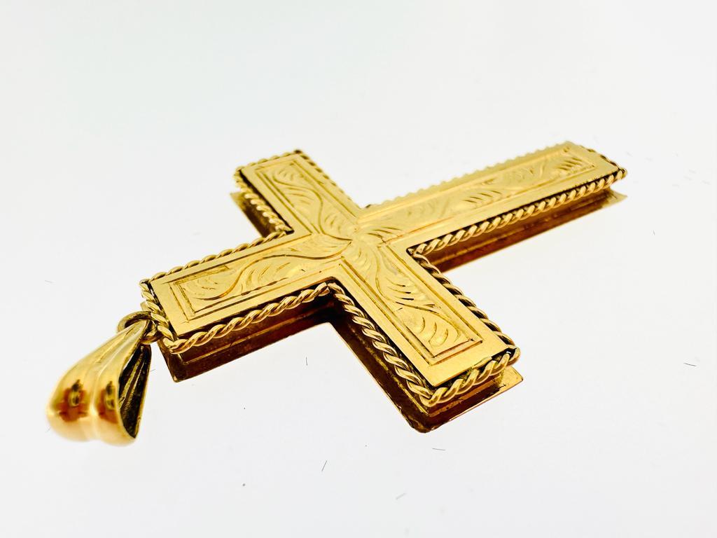 Dieses italienische Vintage-Kreuz besticht durch die Präzision und die Detailgenauigkeit der Verzierung. Die gesamte Vorderseite ist mit handgeschnitzten Blattmustern versehen und das gesamte Kreuz ist von einer feinen gedrehten Kette umgeben. Das