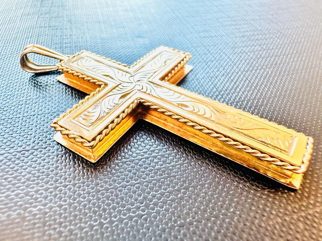 Vintage Italienisch Kreuz 18kt Gelbgold Blätter geschnitzt (Kunsthandwerker*in)