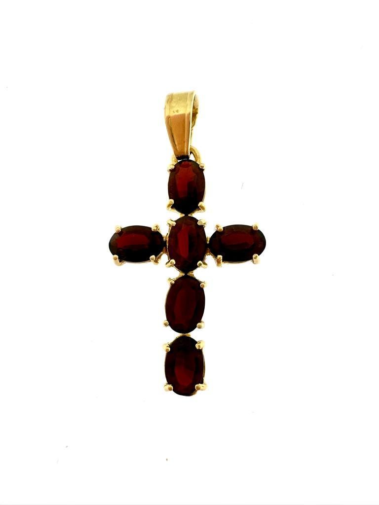 Vintage Italian Cross 18kt Yellow Gold with Garnets In Excellent Condition In Esch-Sur-Alzette, LU