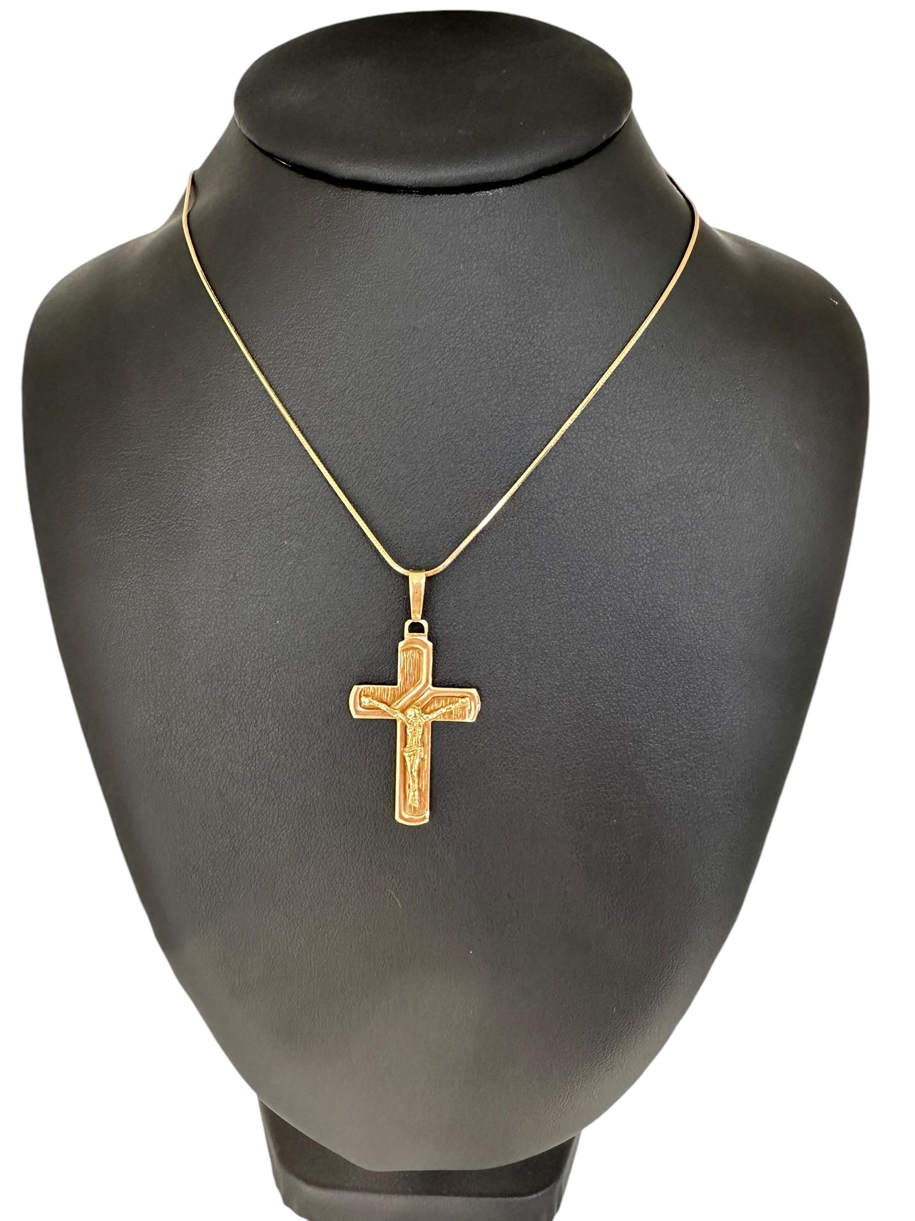 Crucifijo italiano vintage de oro amarillo de 18 quilates en venta 2