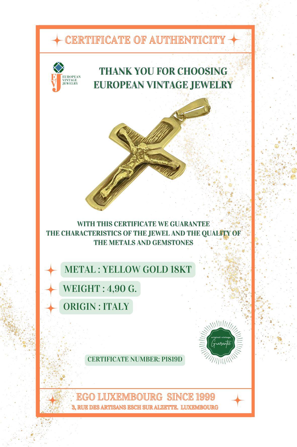 Crucifijo italiano vintage de oro amarillo de 18 quilates en venta 4