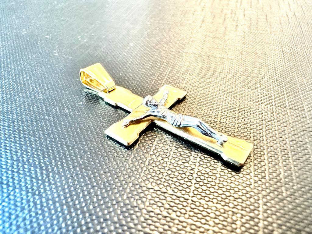 Crucifix italien vintage en or jaune et blanc 18 carats  Unisexe en vente