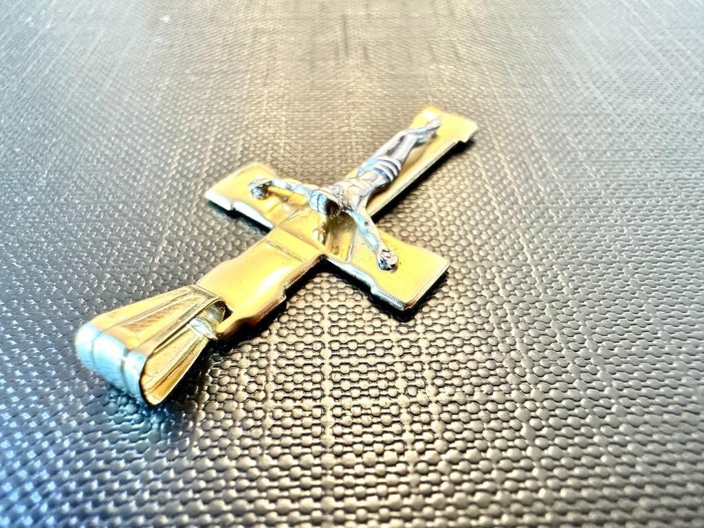 Vintage Italian Crucifix 18 Karat Yellow and White Gold For Sale 1
