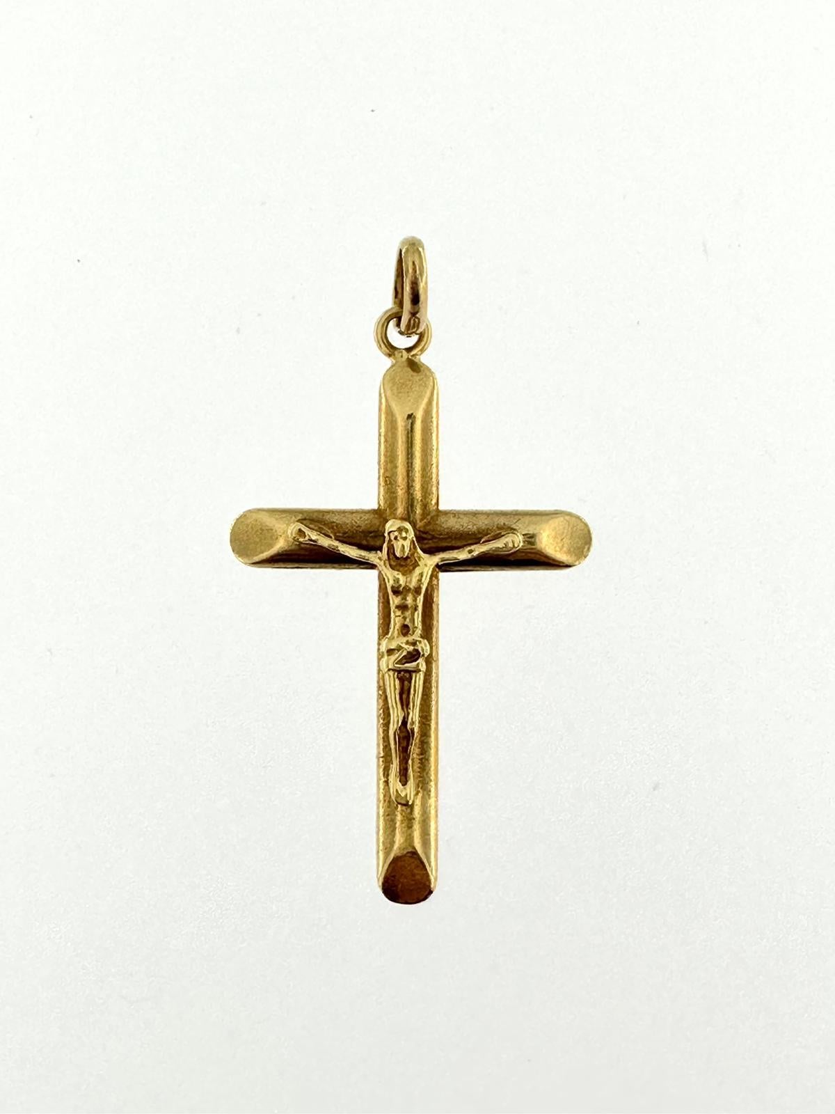 This wonderful vintage crucifix is in 18kt yellow gold and it's manufactured in Italy in the 90s. The term crucifix refers to a cross with Jesus on it. The particularity of this crucifix lies above all in the relief work carried out on the front.