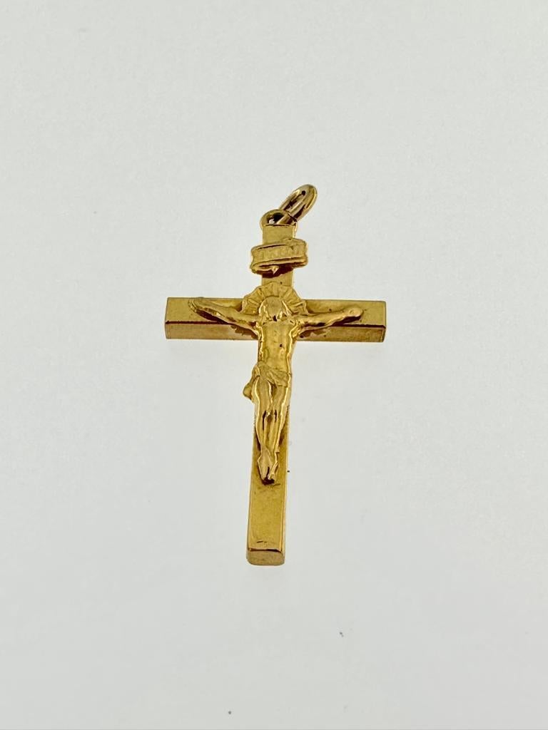 This italian Crucifix has a very detailed work specially on the front side. The term crucifix refers to a cross with Jesus on it. Quilted in 18kt yellow gold, this crucifix has a modern note thanks to its square sides. The crucifix is in very good