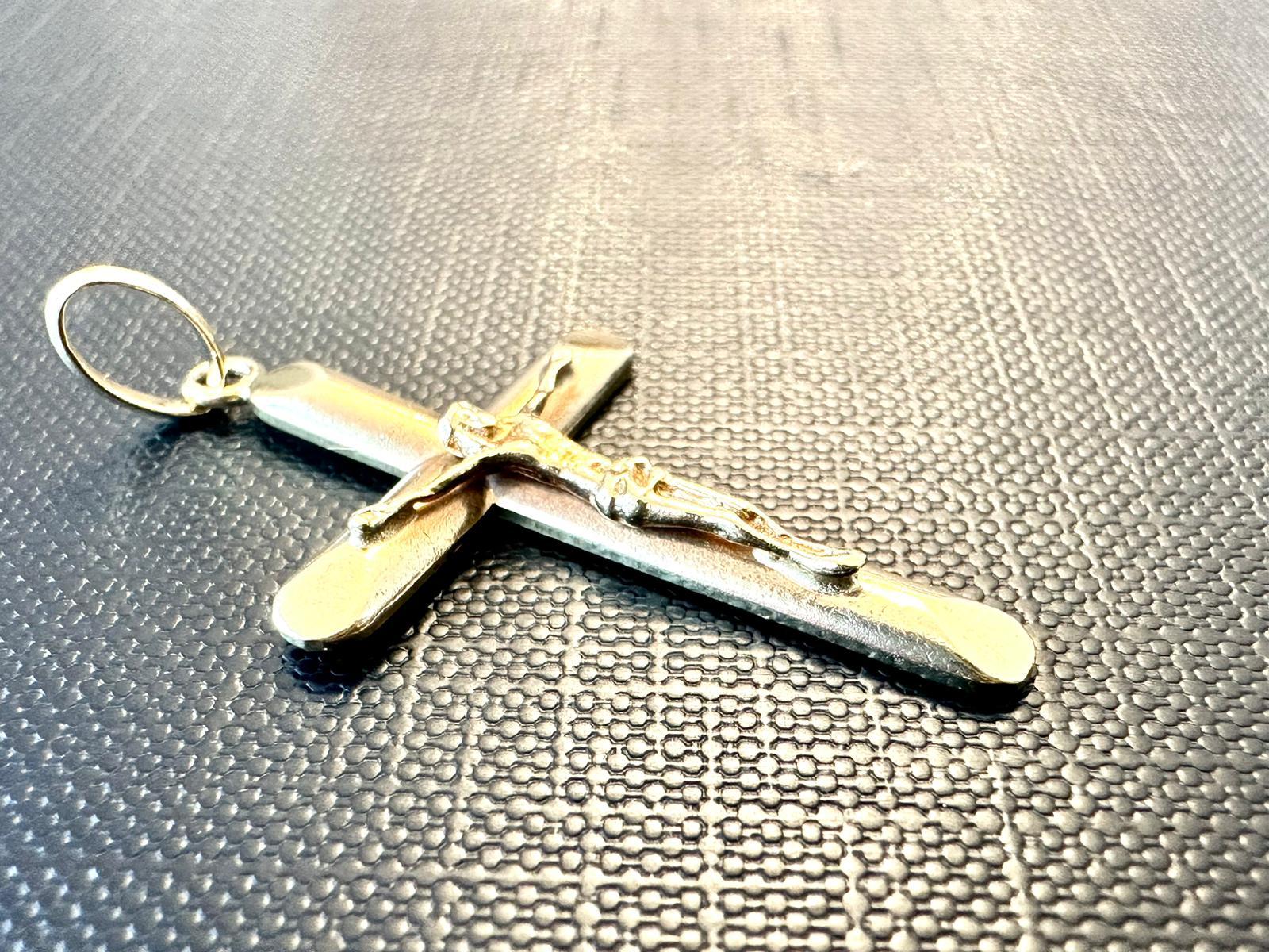 Crucifix italien vintage en or jaune 18 carats en vente 1